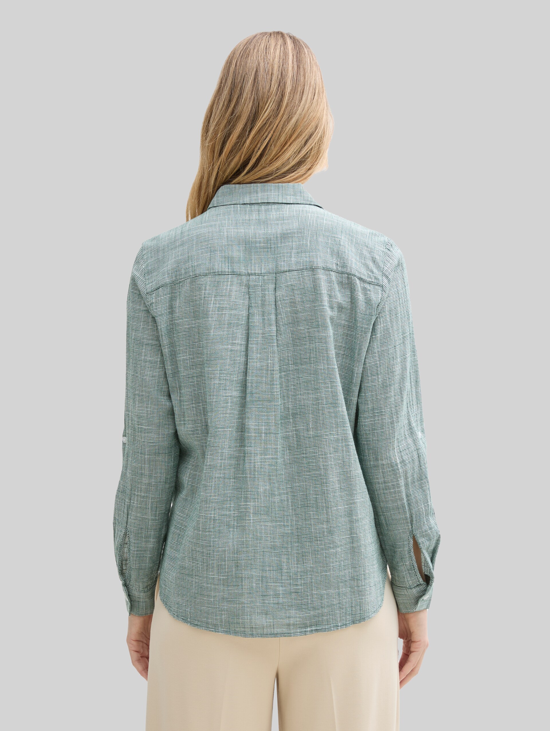 Blouse avec poches poitrine - explorer green - Découpe Vue arrière du modèle