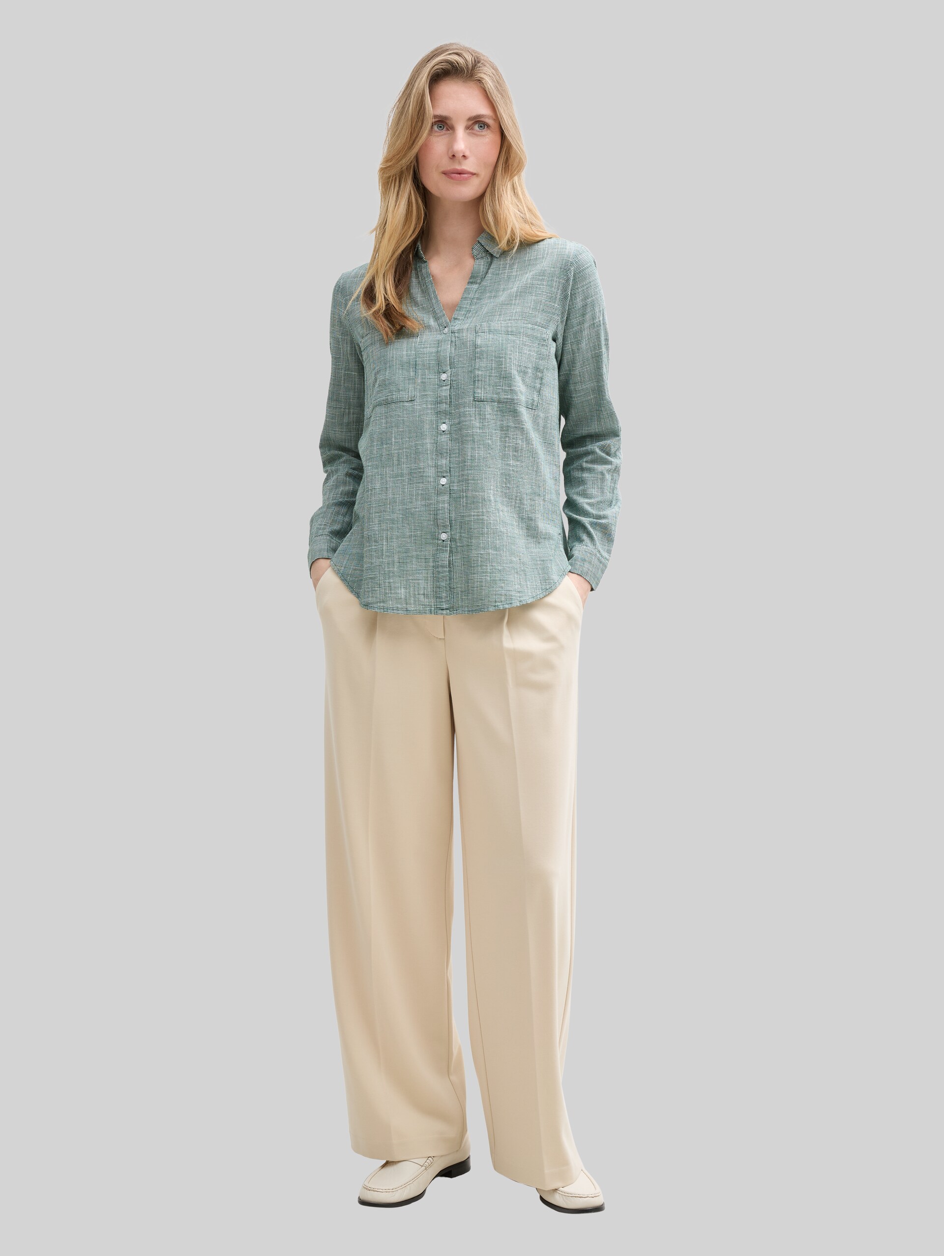 Blouse avec poches poitrine - explorer green - Vue de face du modèle