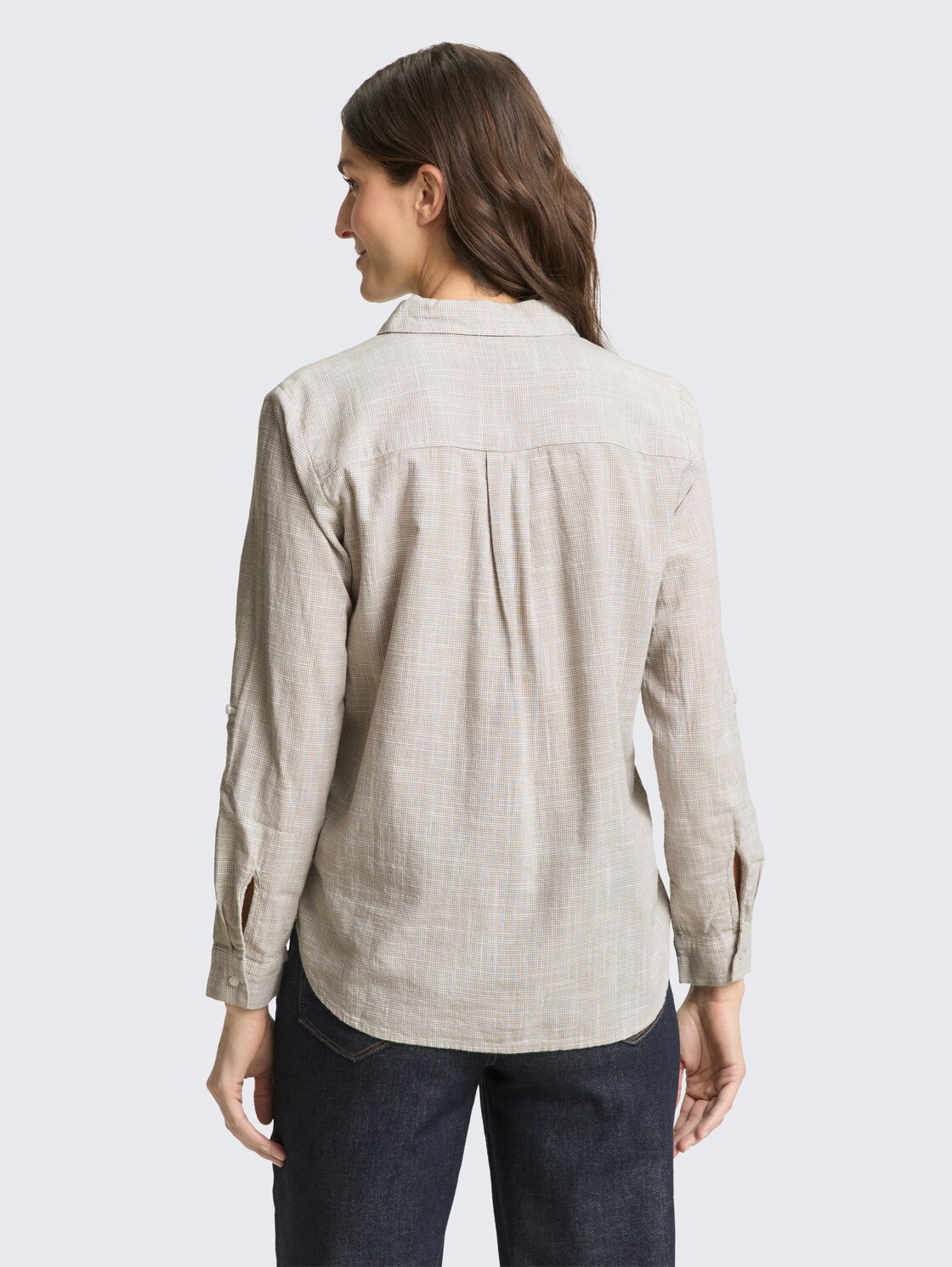 Bluse mit Brusttaschen - soft taupe grey - Auschnitt Model-Rückansicht