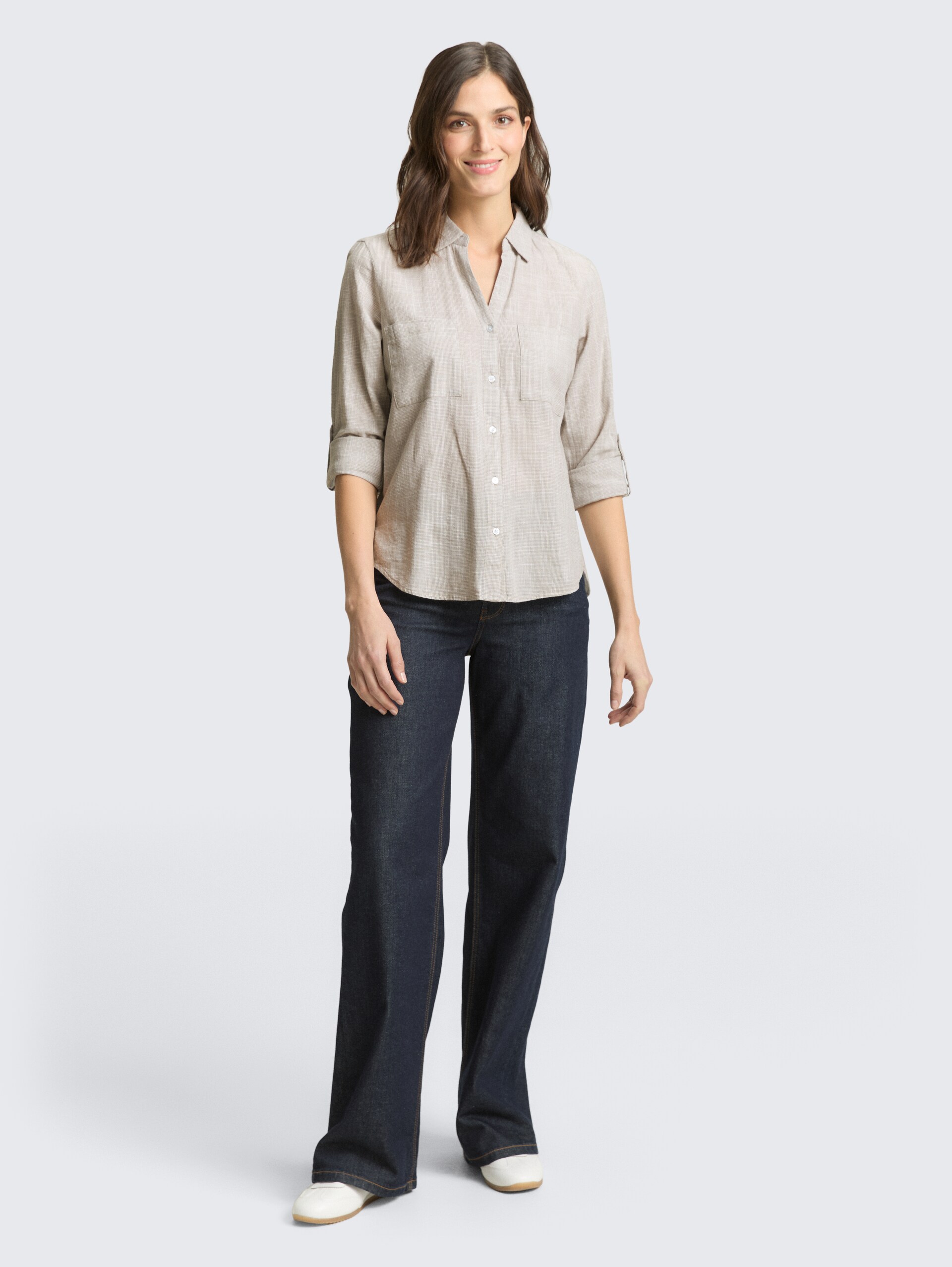 Bluse mit Brusttaschen - soft taupe grey - Model-Vorderansicht