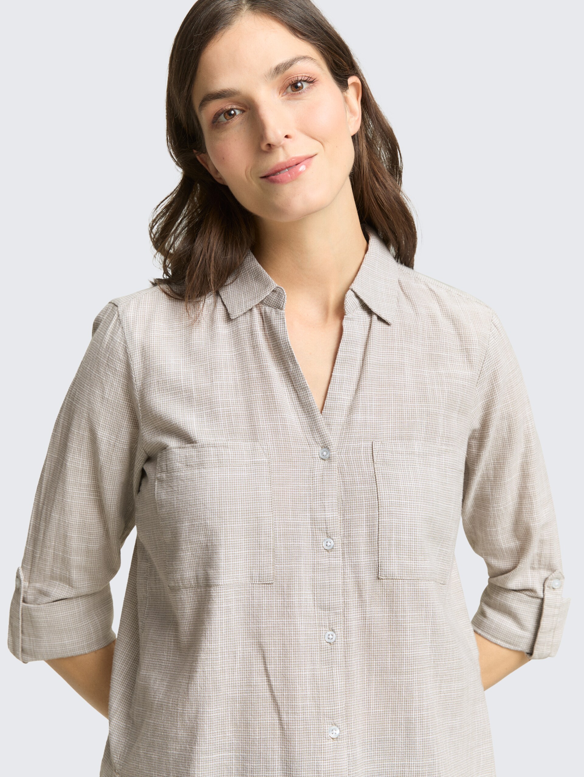 Bluse mit Brusttaschen - soft taupe grey - Detail-Model-Ansicht