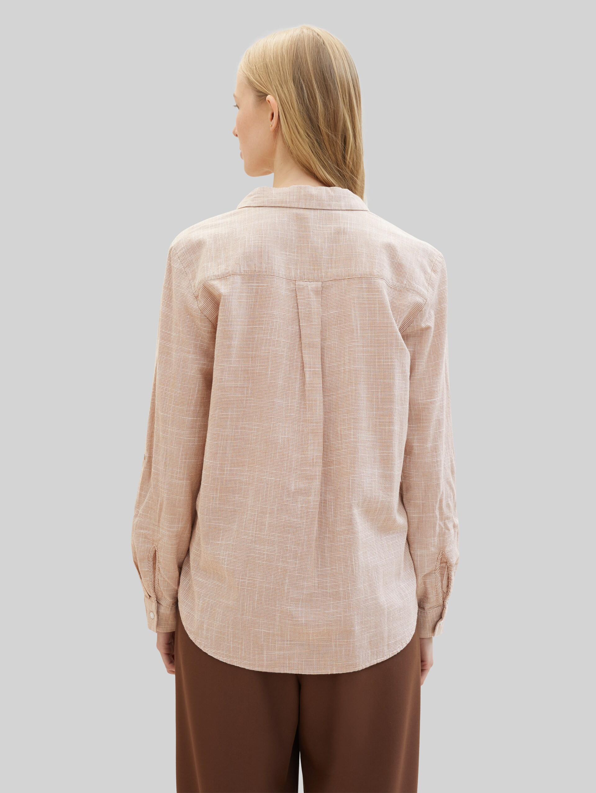 Blouse with breast pockets - almond brown - Neckline model-back view