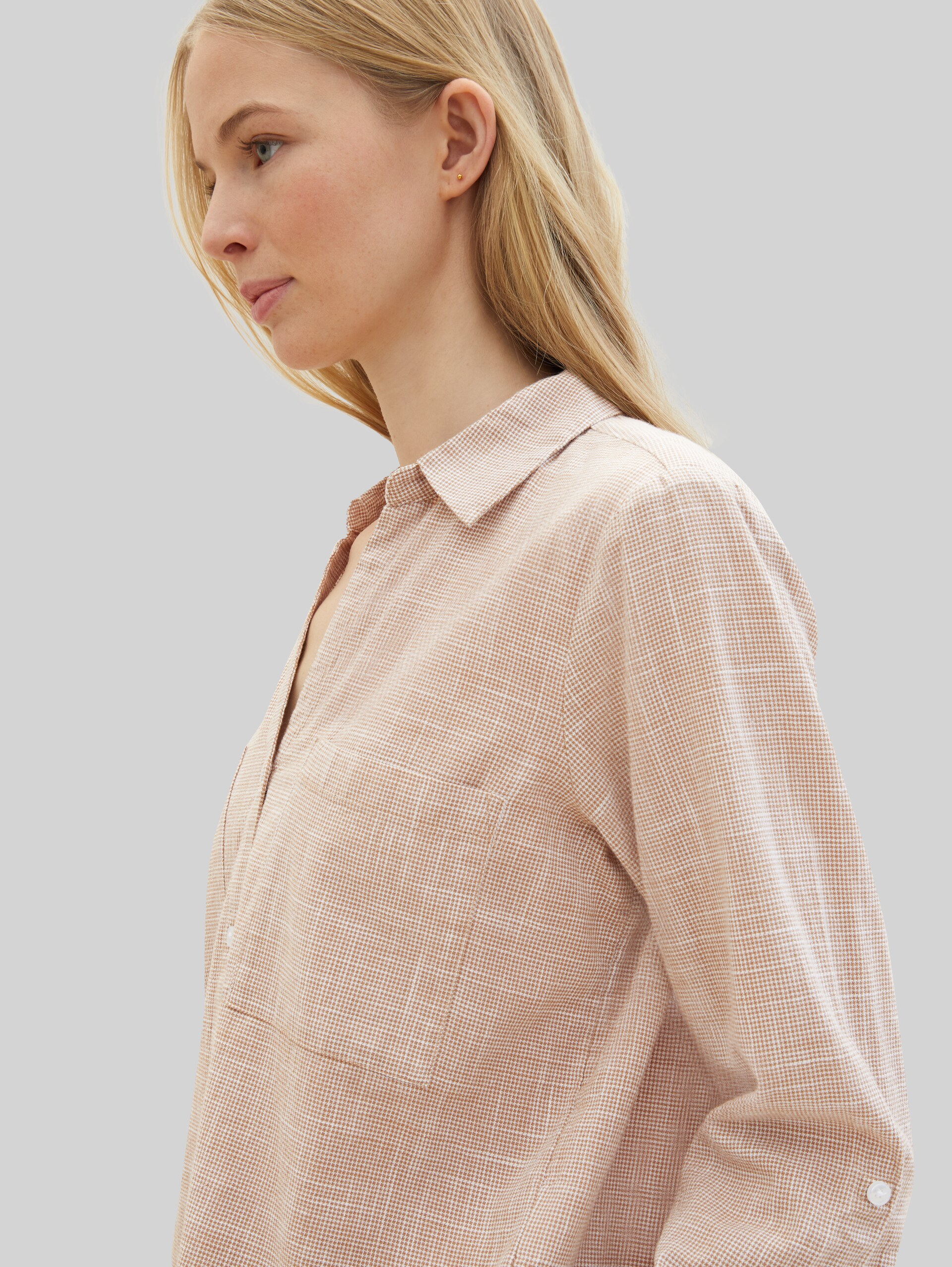 Blouse with breast pockets - almond brown - Detail model view