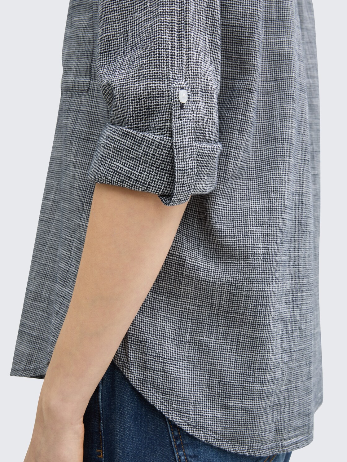 Bluse mit Brusttaschen - midnight navy blue - Detail-Model-Ansicht