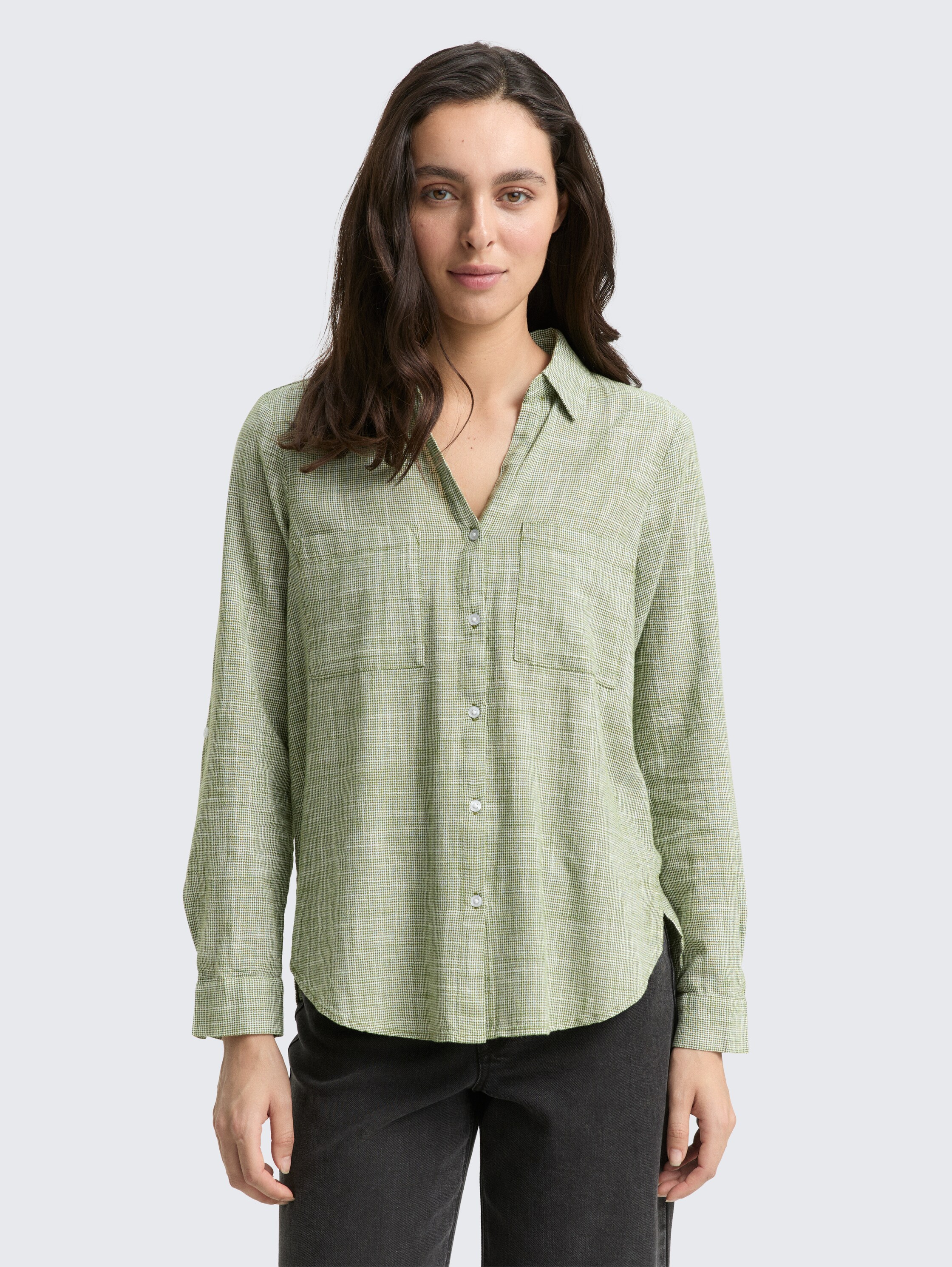 Bluse mit Brusttaschen - deep ivy green - Ausschnitt Model-Vorderansicht