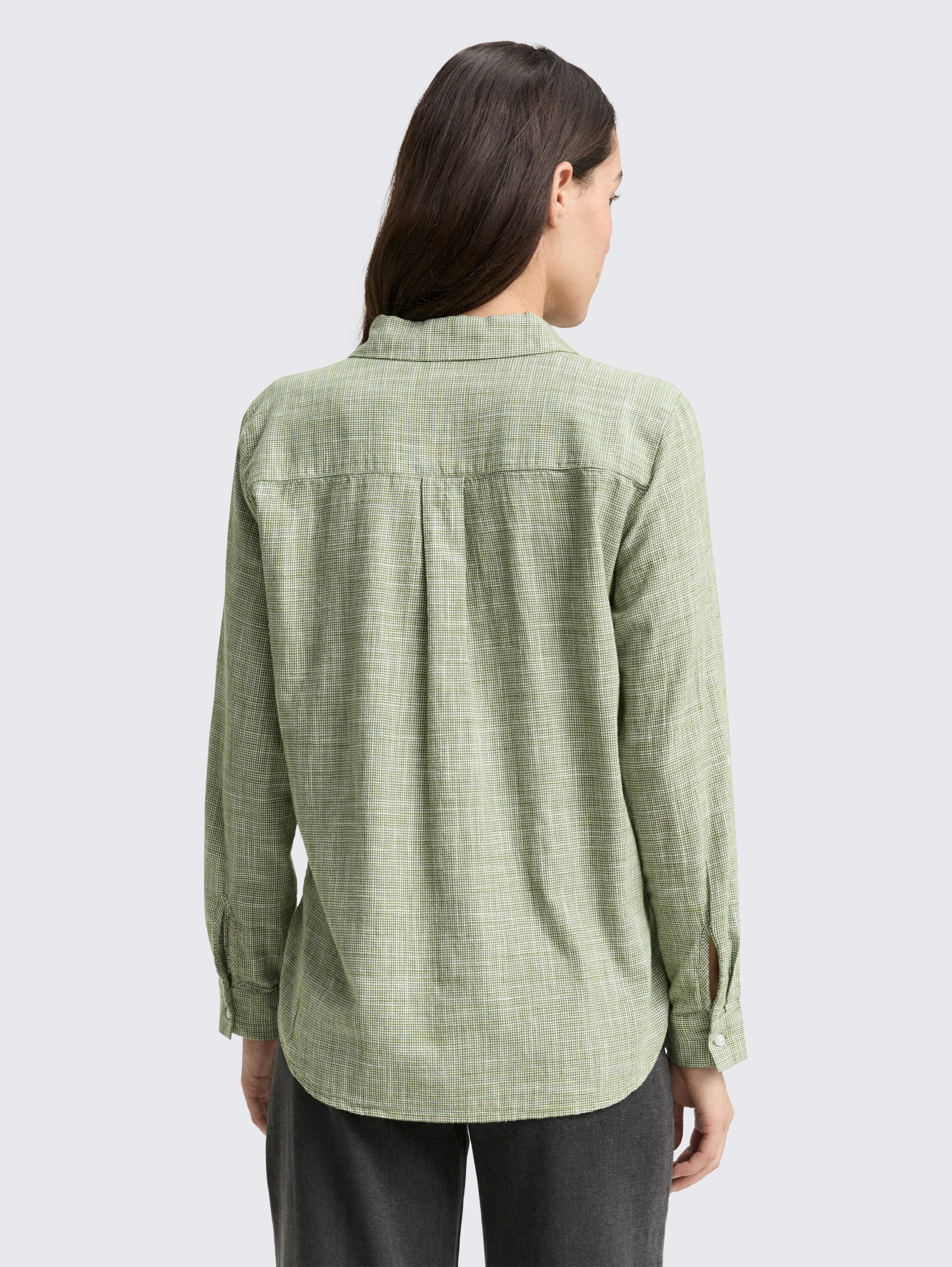 Bluse mit Brusttaschen - deep ivy green - Auschnitt Model-Rückansicht