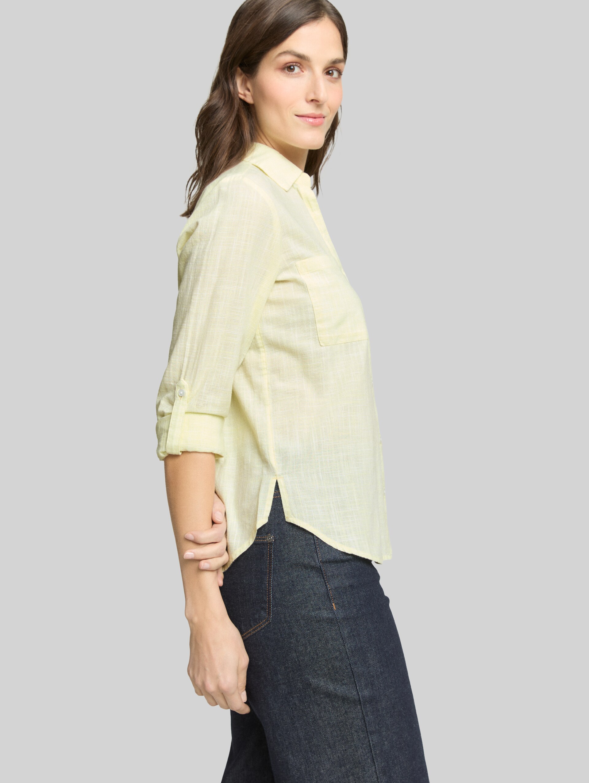 Bluse mit Brusttaschen - soft lemon - Detail-Model-Ansicht
