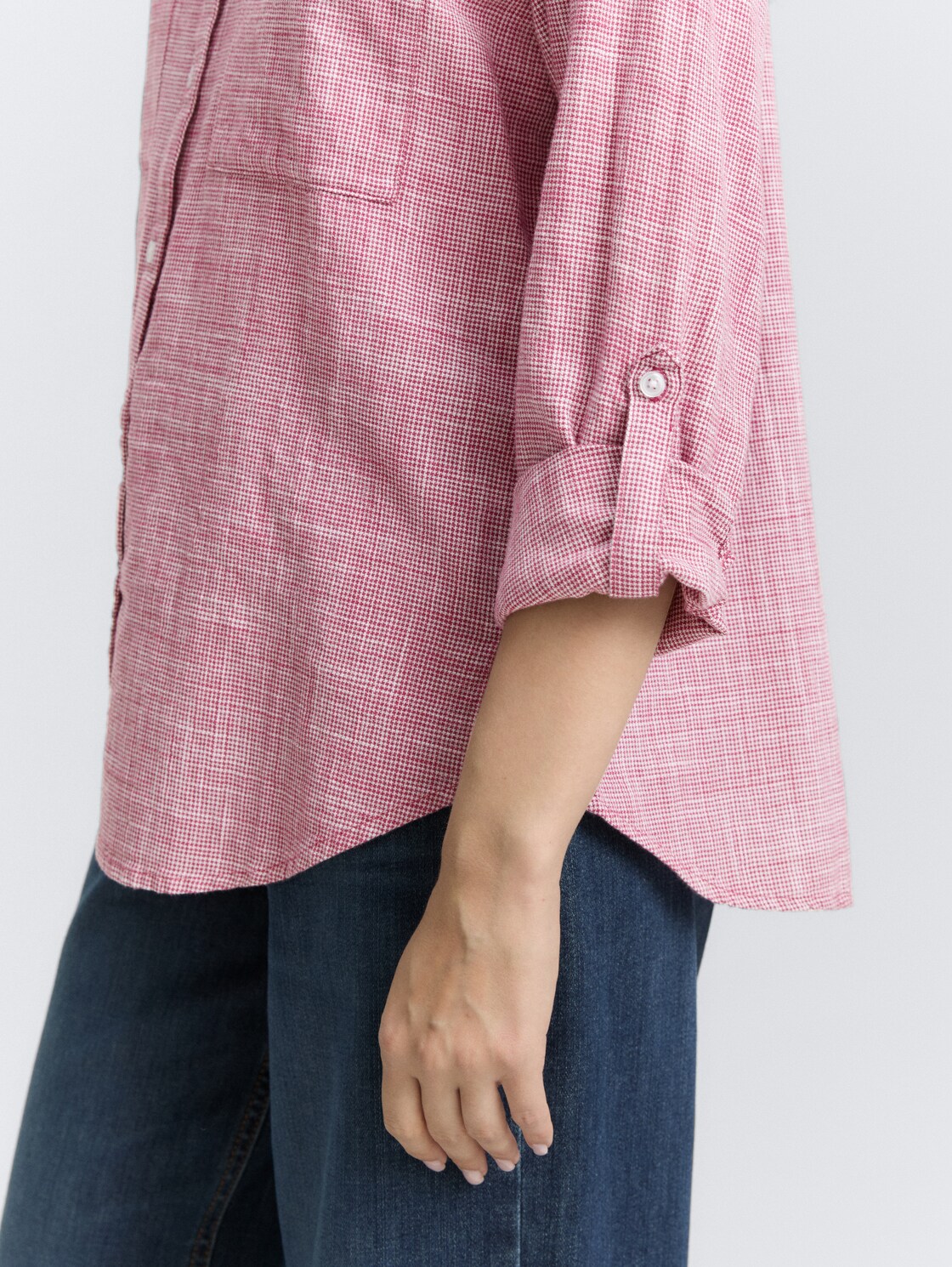 Bluse mit Brusttaschen - dark pink - Detail-Model-Ansicht
