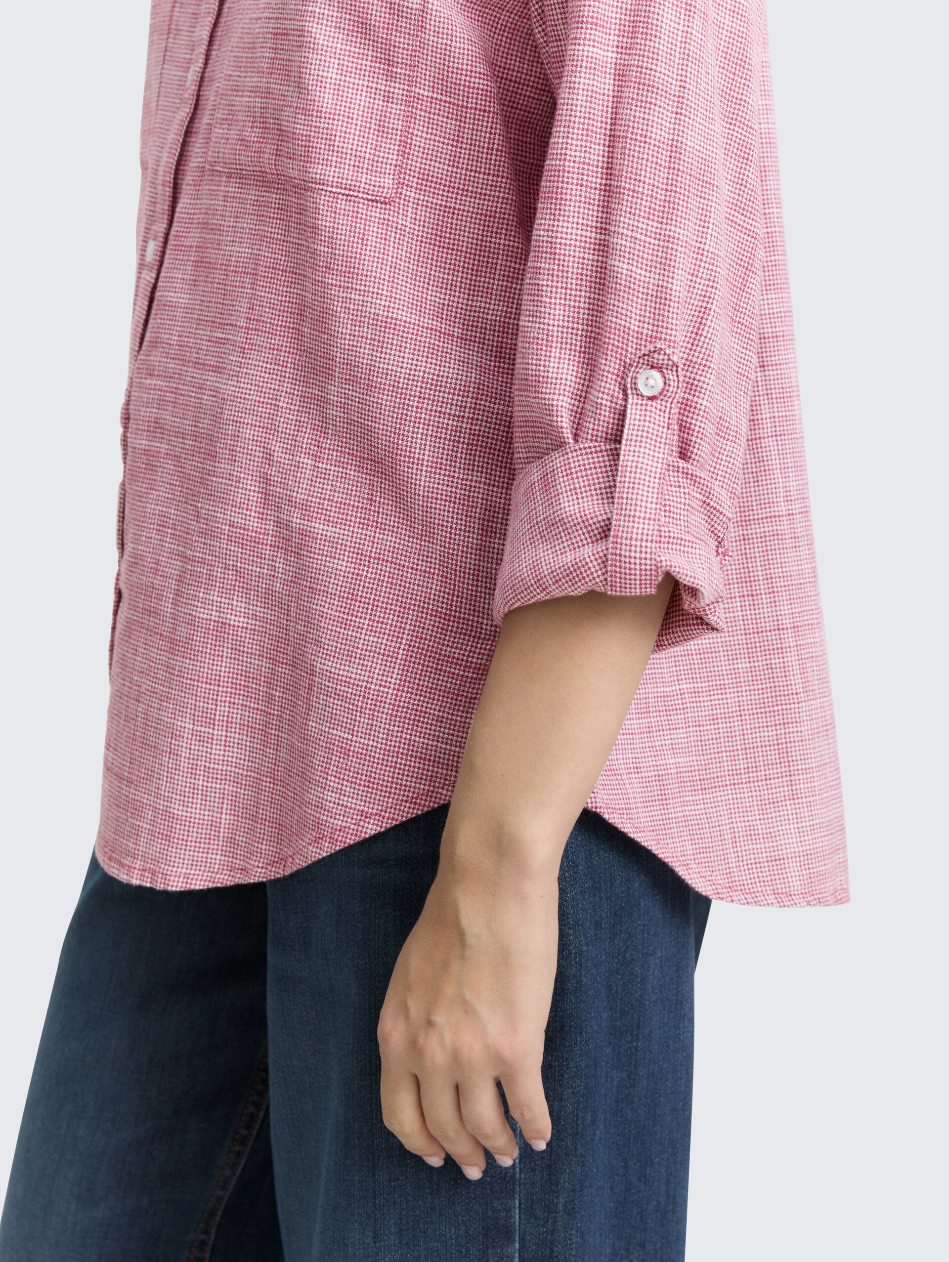 Bluse mit Brusttaschen - dark pink - Detail-Model-Ansicht