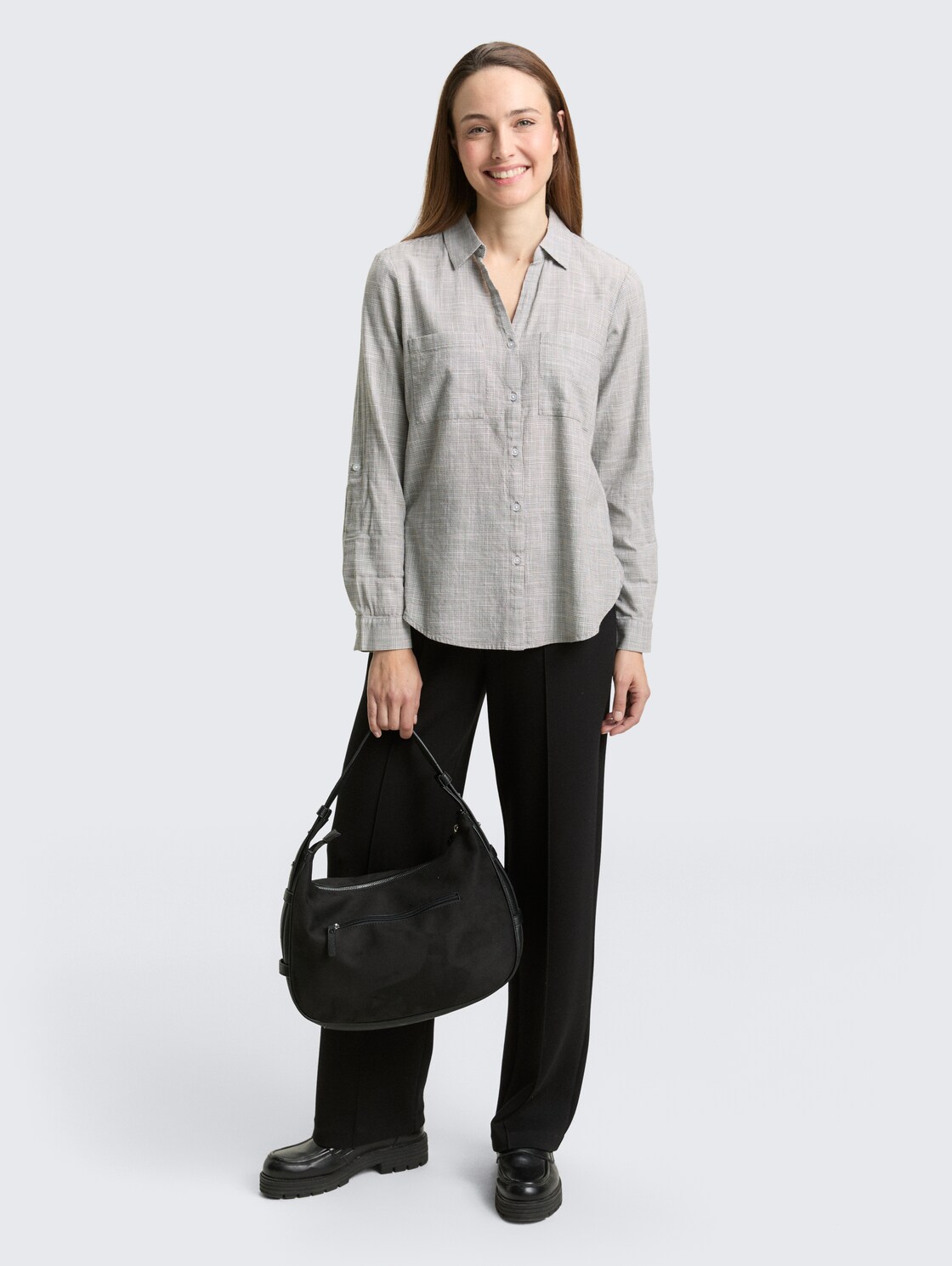 Bluse mit Brusttaschen - cloudy green - Model-Vorderansicht