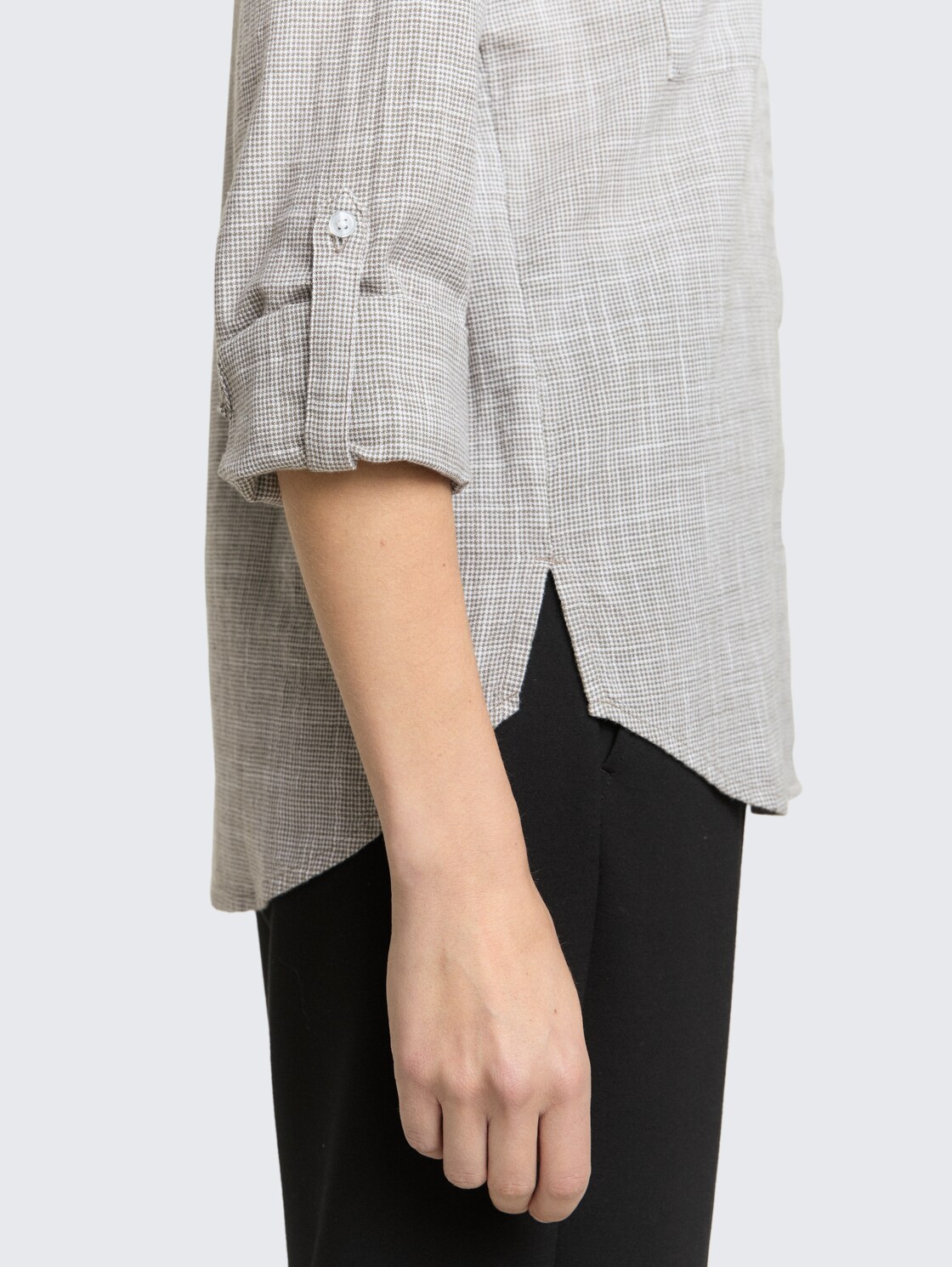 Bluse mit Brusttaschen - cloudy green - Detail-Model-Ansicht