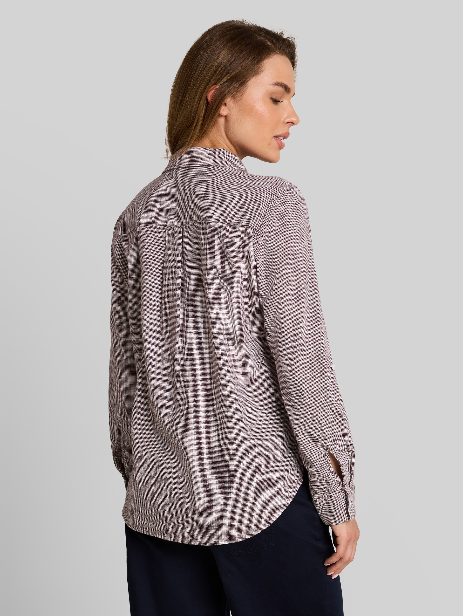 Bluse mit Brusttaschen - bordeaux mid red - Auschnitt Model-Rückansicht
