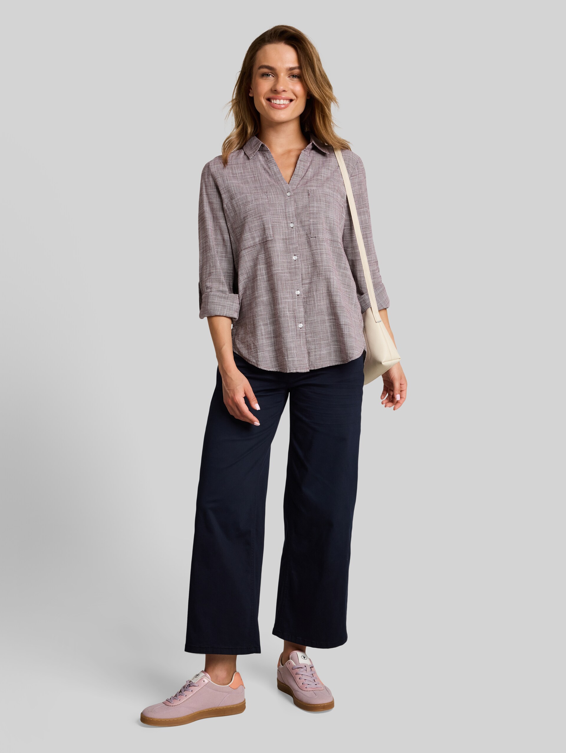 Bluse mit Brusttaschen - bordeaux mid red - Model-Vorderansicht