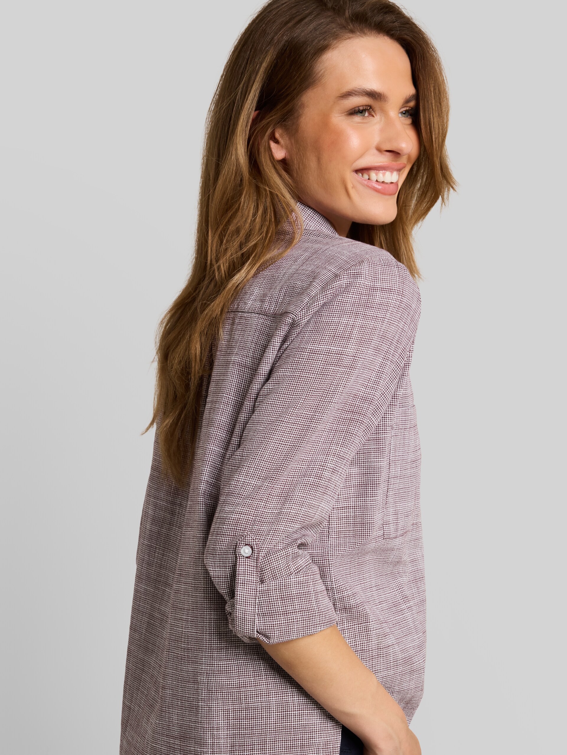 Bluse mit Brusttaschen - bordeaux mid red - Detail-Model-Ansicht