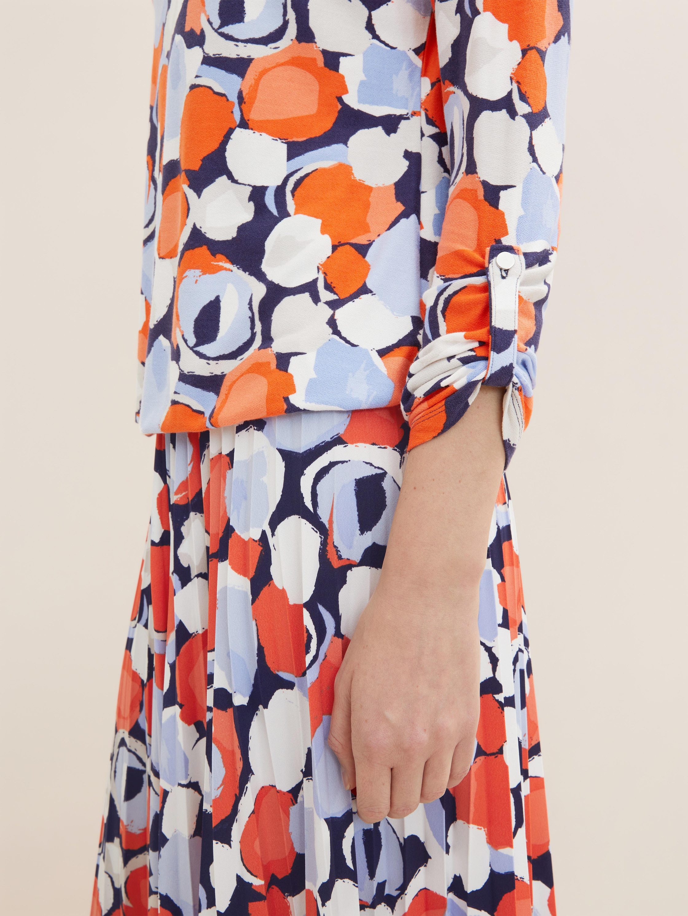 Long-sleeved shirt with an all-over print - navy flower design - Detail model view