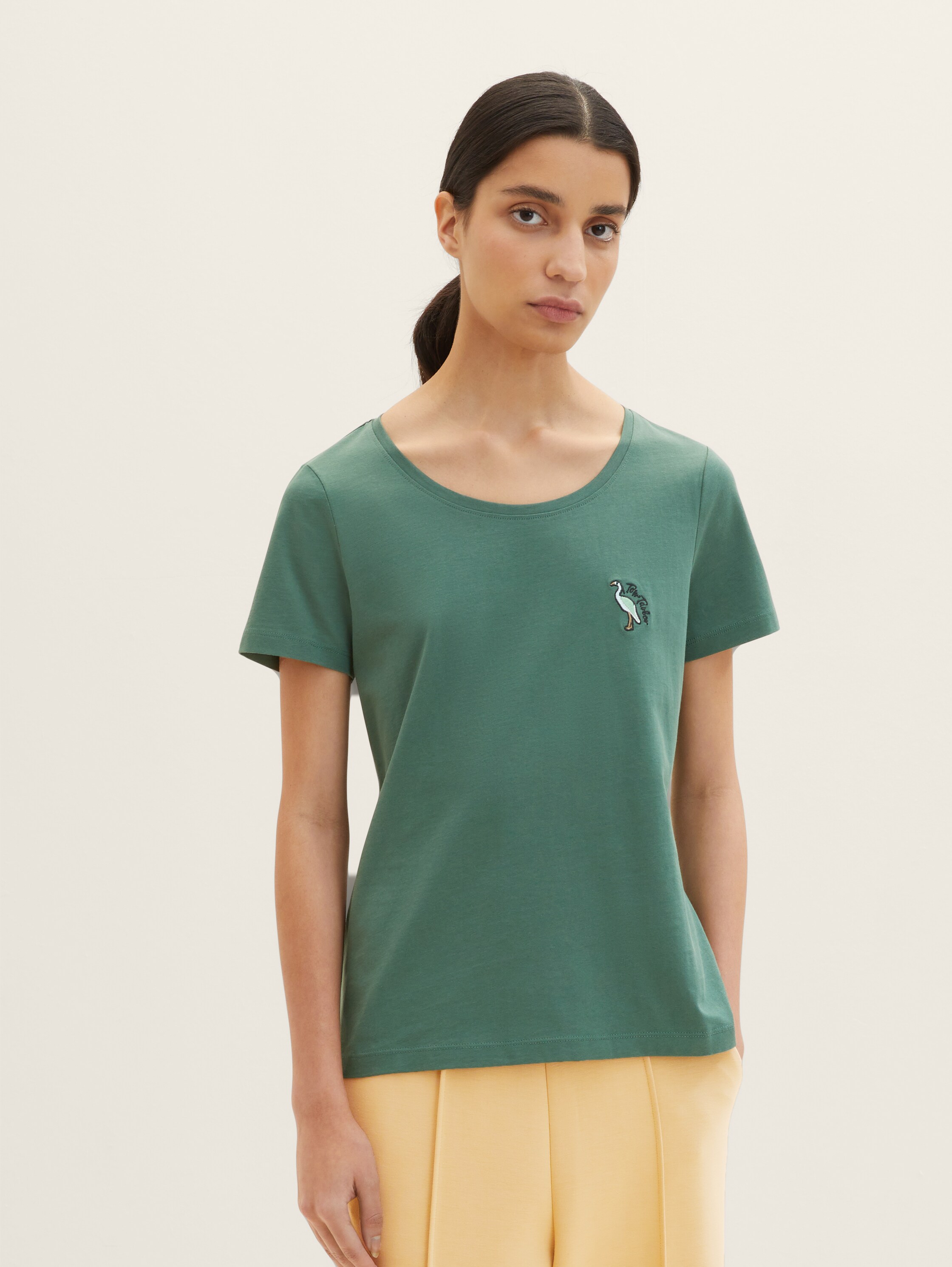 T-Shirt mit Stickerei - pineneedle green - Ausschnitt Model-Vorderansicht