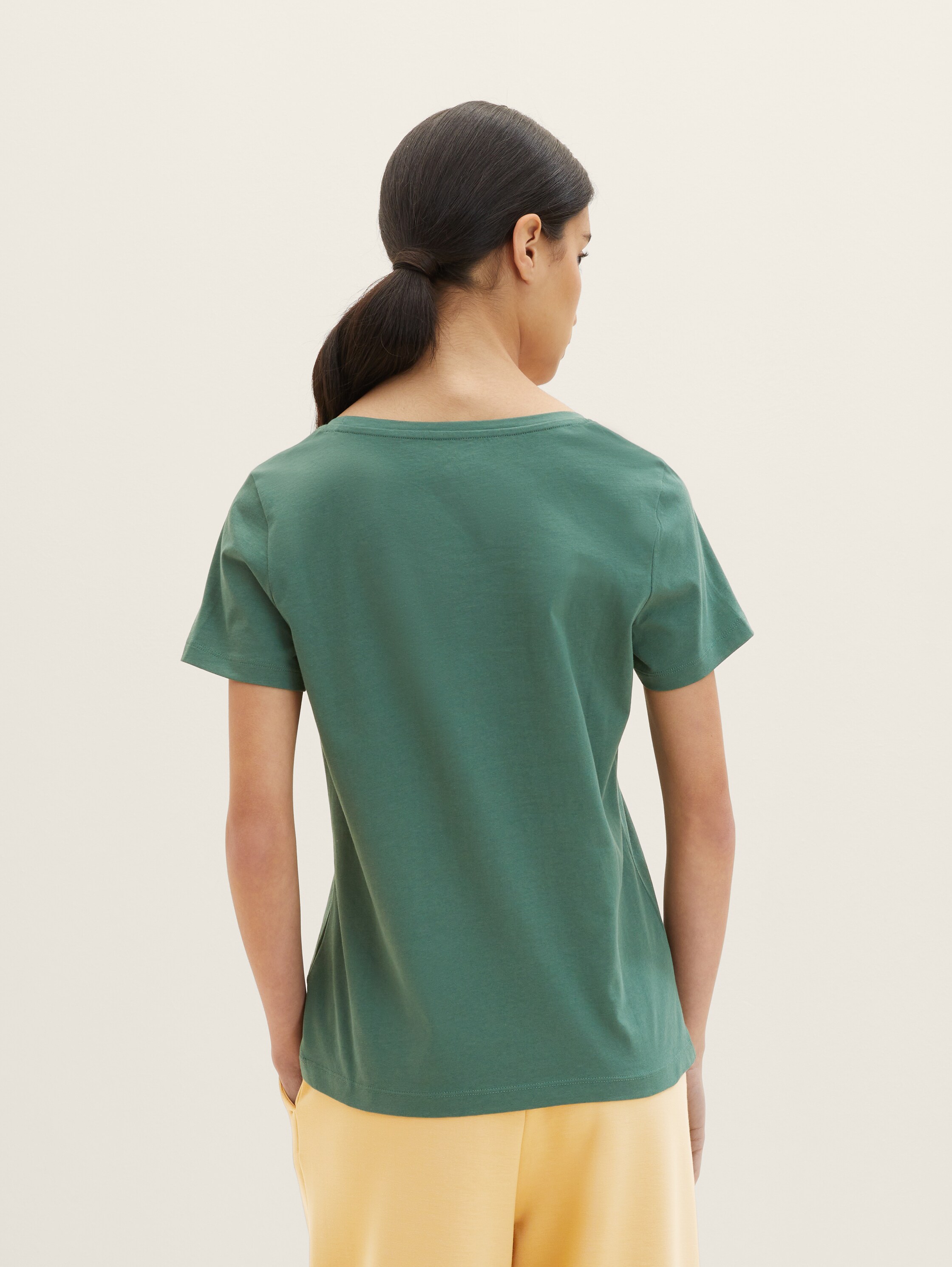 T-Shirt mit Stickerei - pineneedle green - Auschnitt Model-Rückansicht