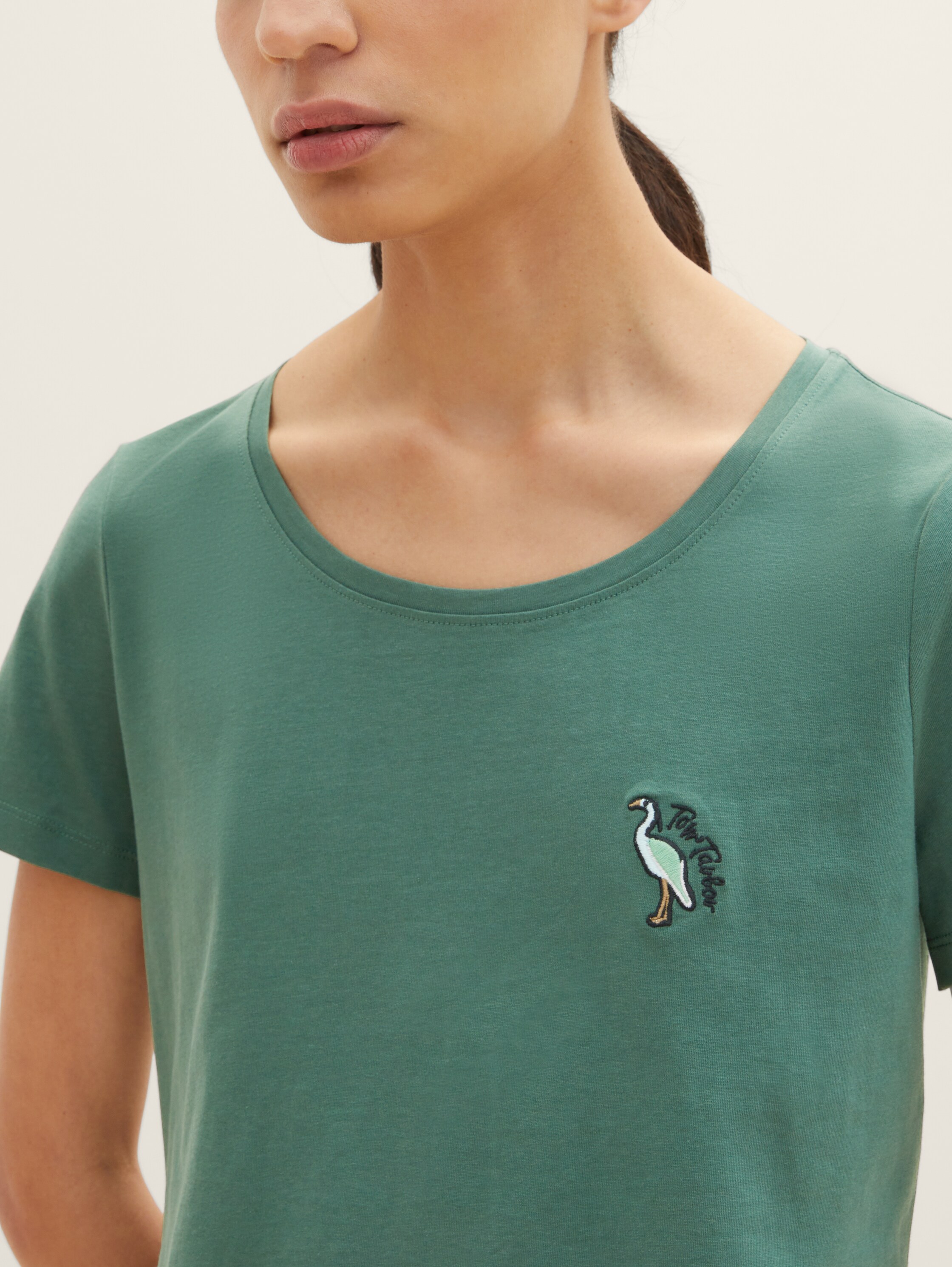 T-Shirt mit Stickerei - pineneedle green - Model-Vorderansicht