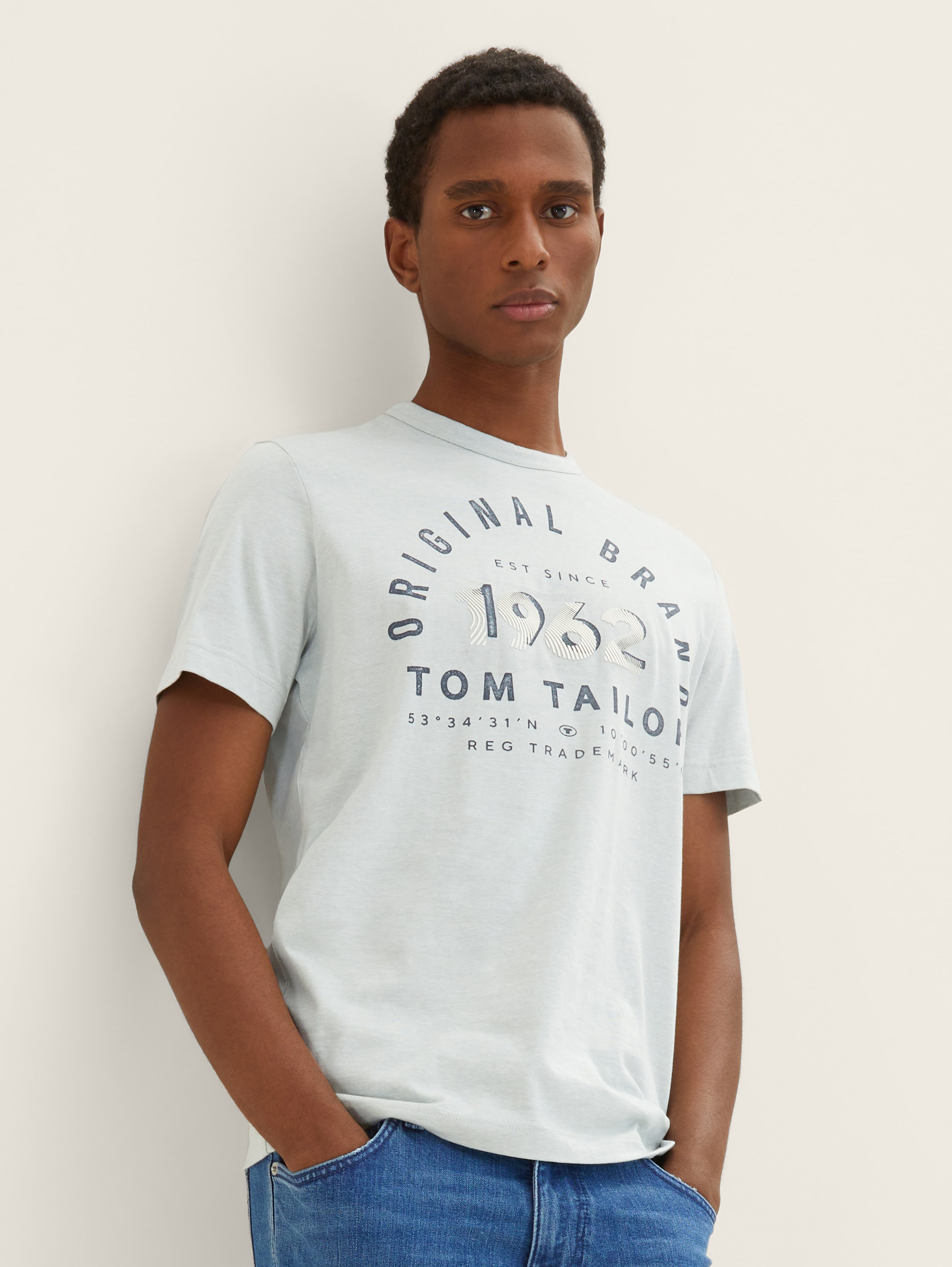 T-shirt met print - ice blue offwhite finestripe - Nek model vooraanzicht