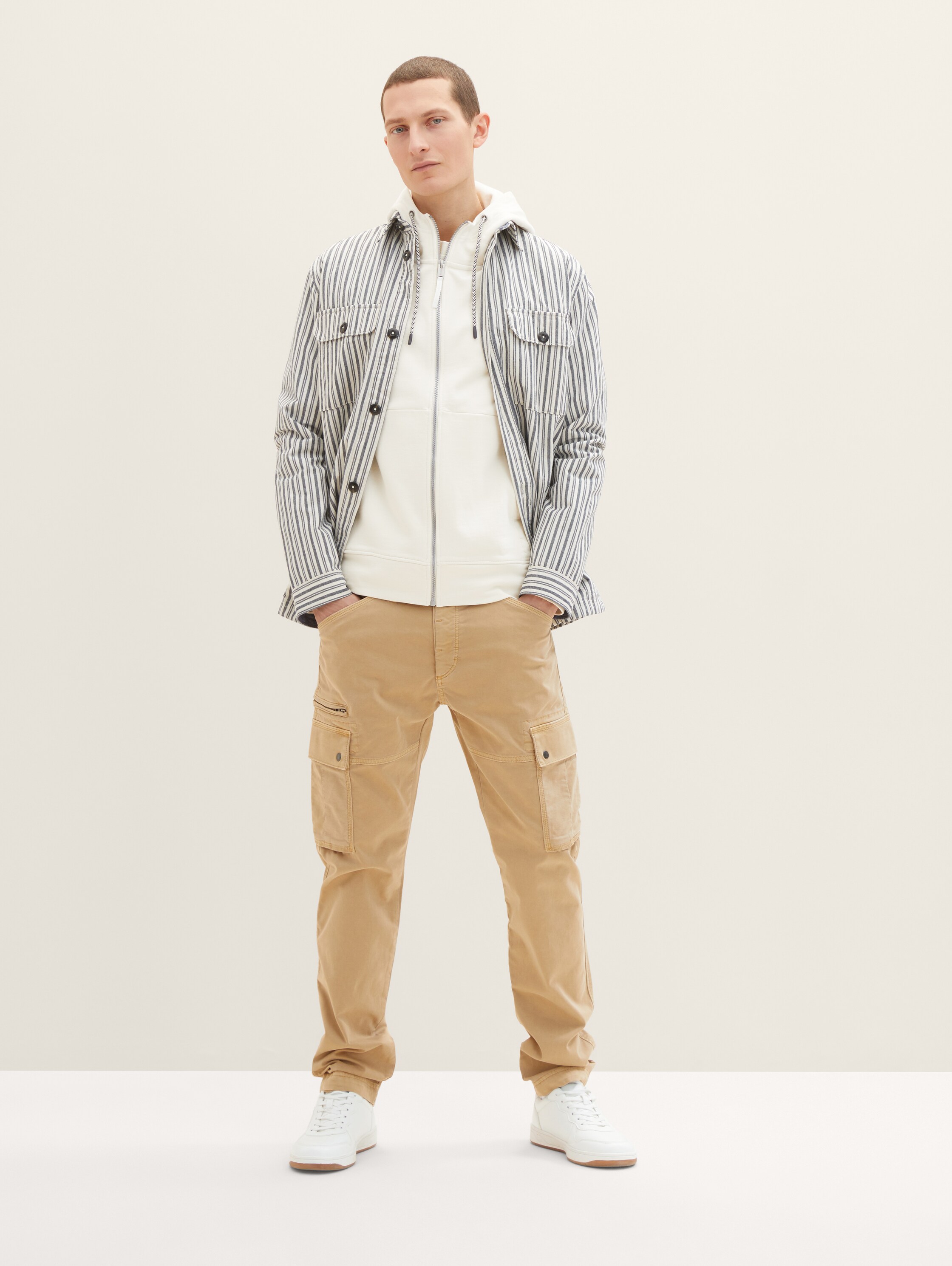 Sweatjacke mit Kapuze - vintage beige - Model-Vorderansicht