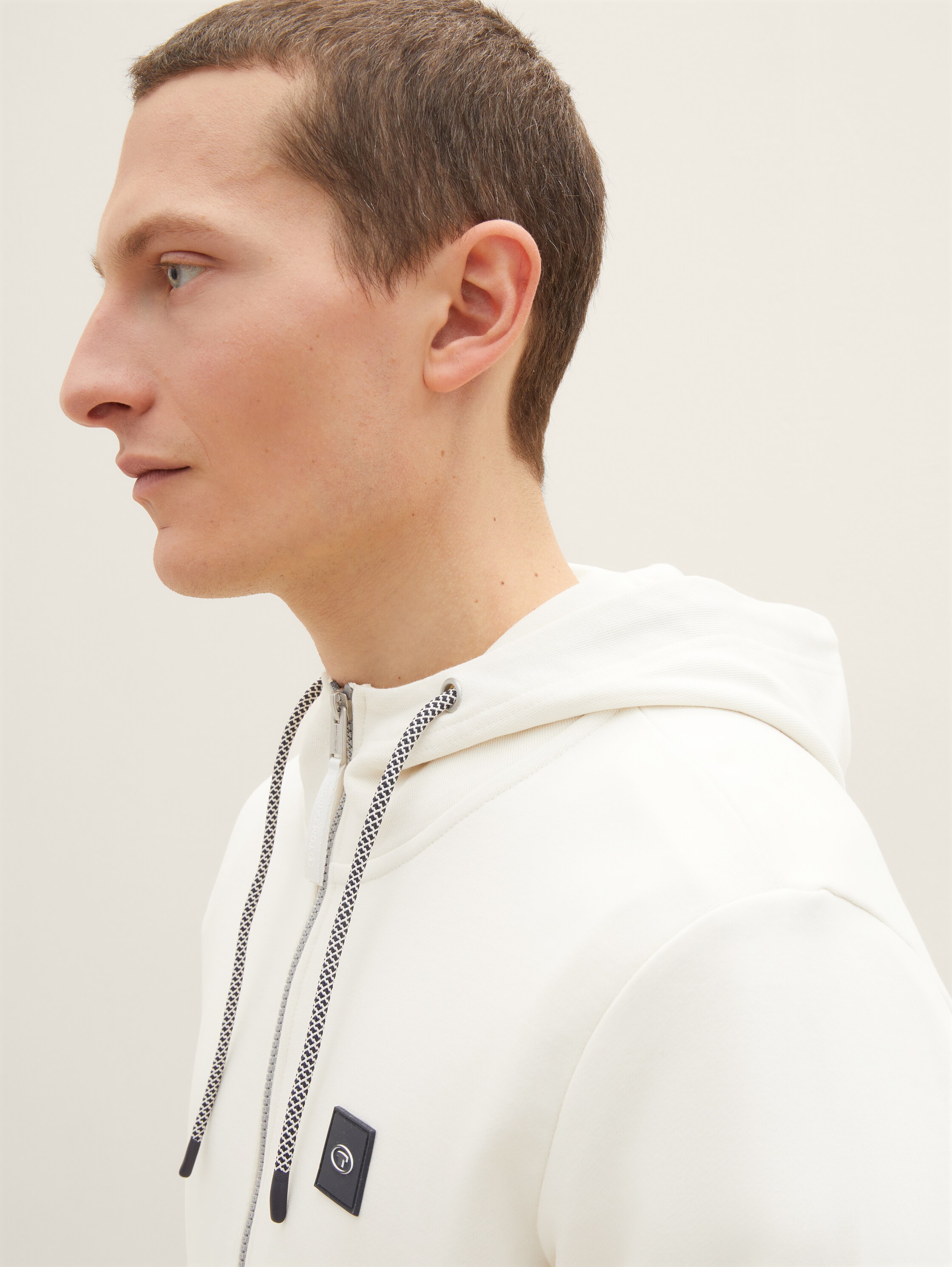 Sweatjacke mit Kapuze - vintage beige - Detail-Model-Ansicht