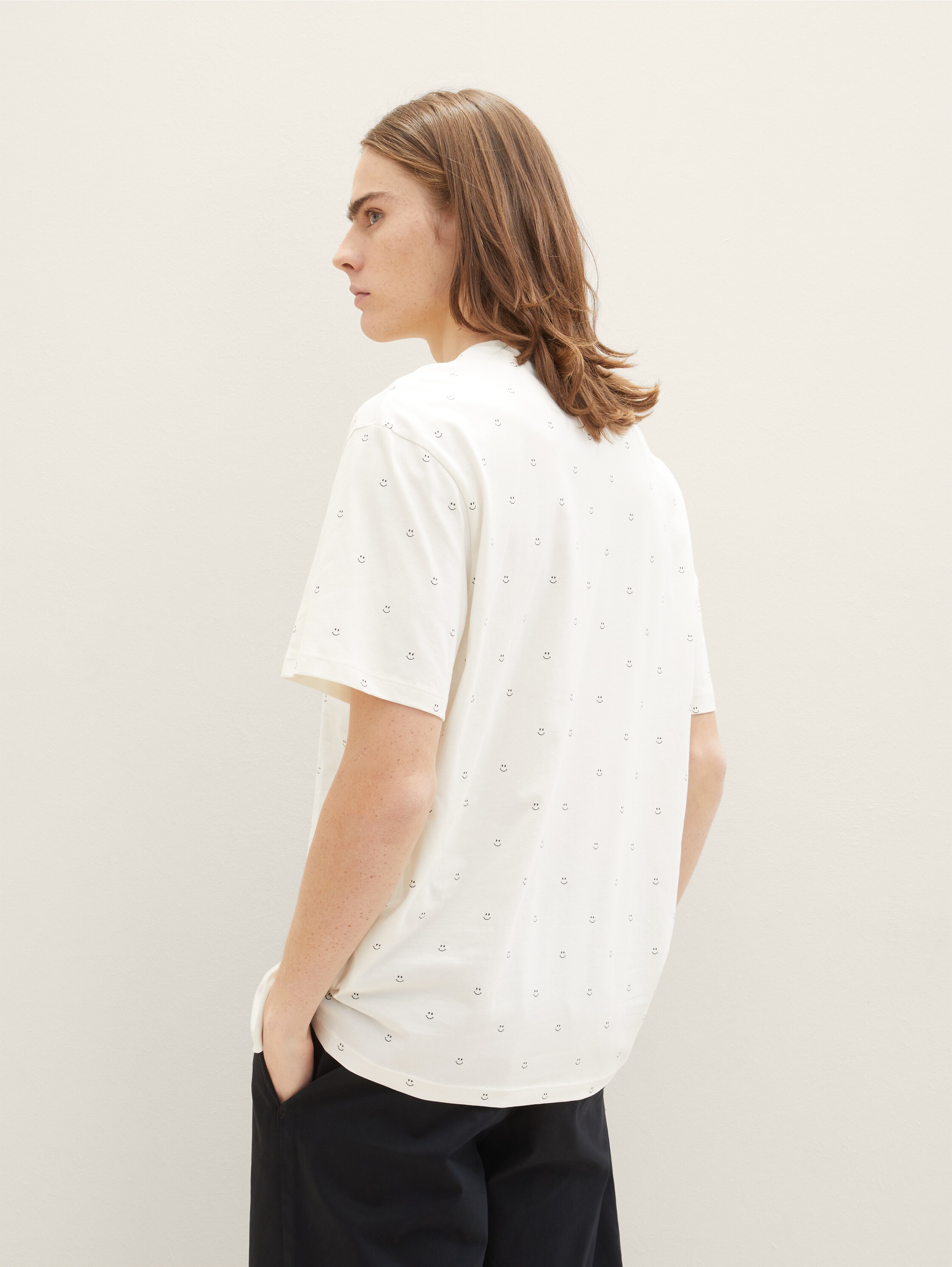 T-shirt with an all-over print - white smiley print - Neckline model-back view