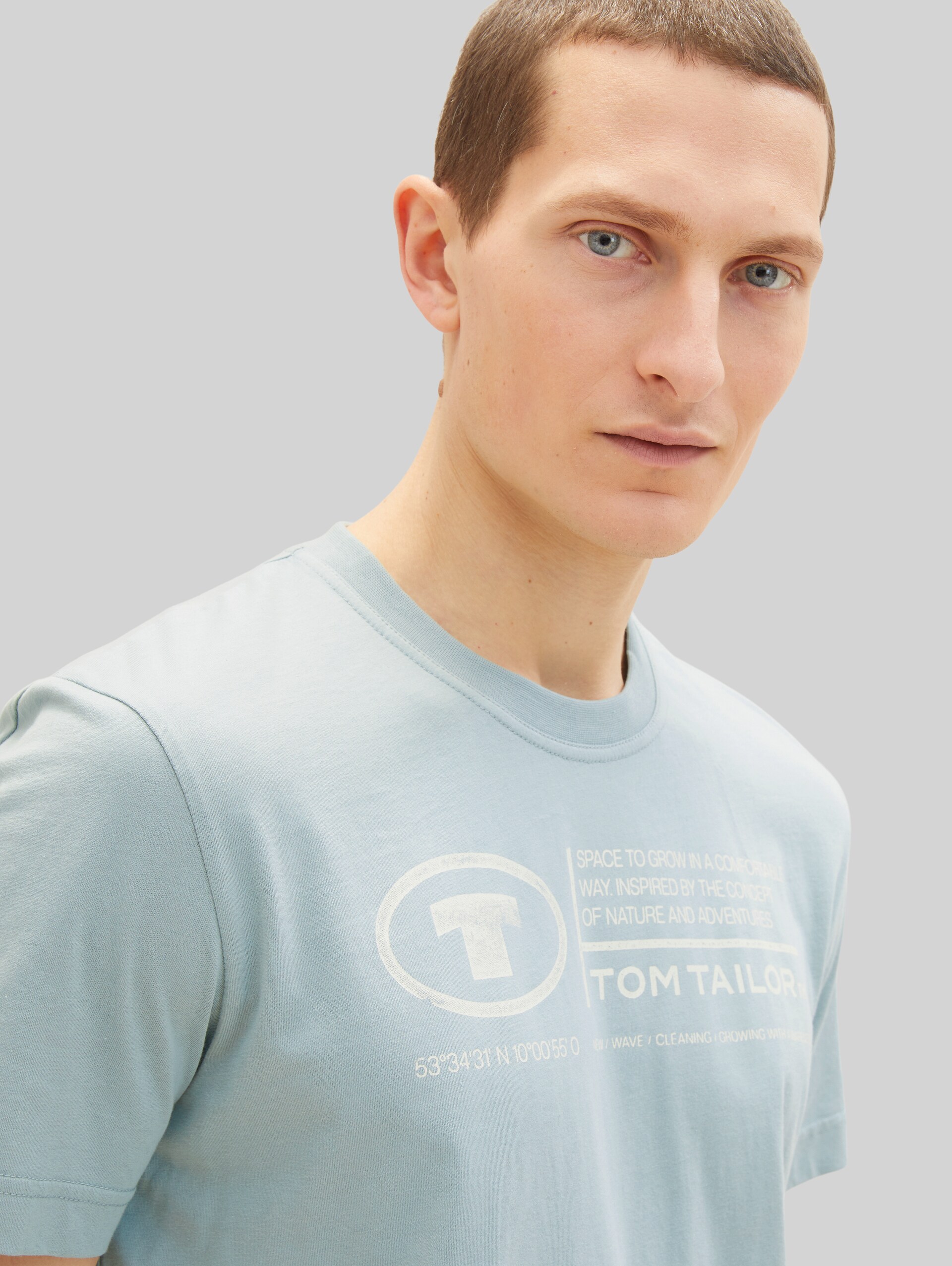 T-shirt met logo print - light ice blue - Detailaanzicht model