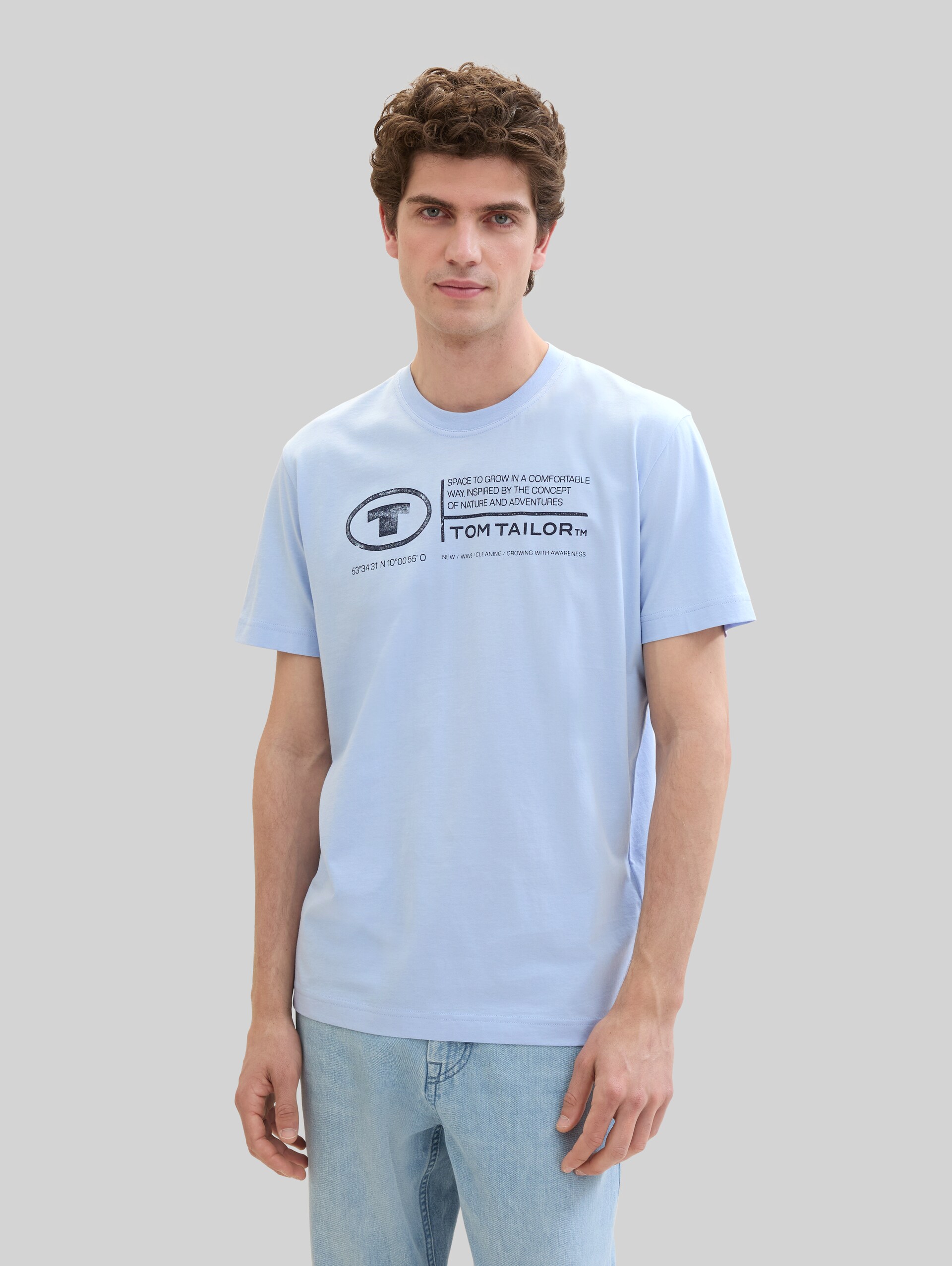 T-shirt with a logo print - windsurf blue - Neckline model front view