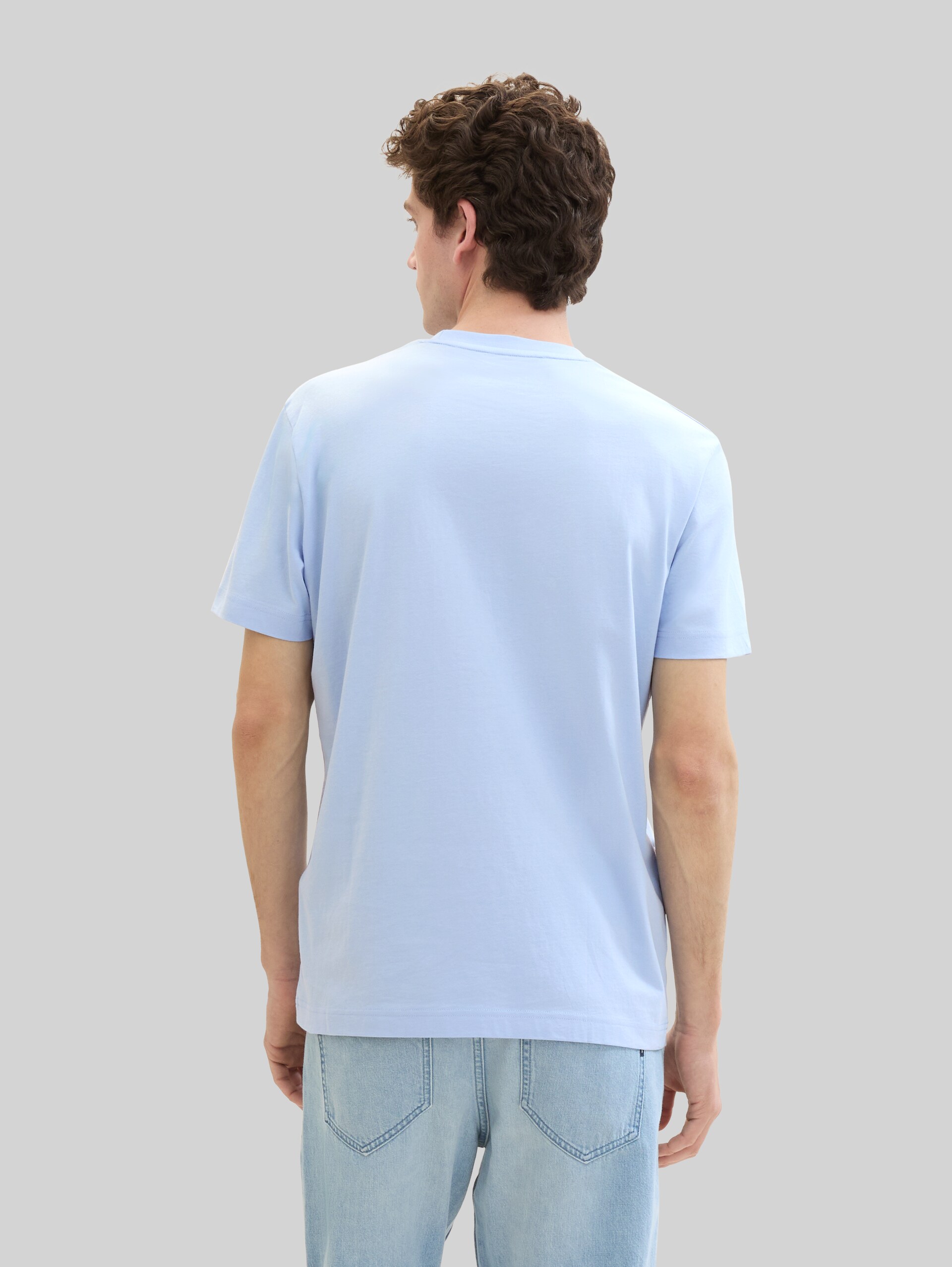 T-shirt with a logo print - windsurf blue - Neckline model-back view