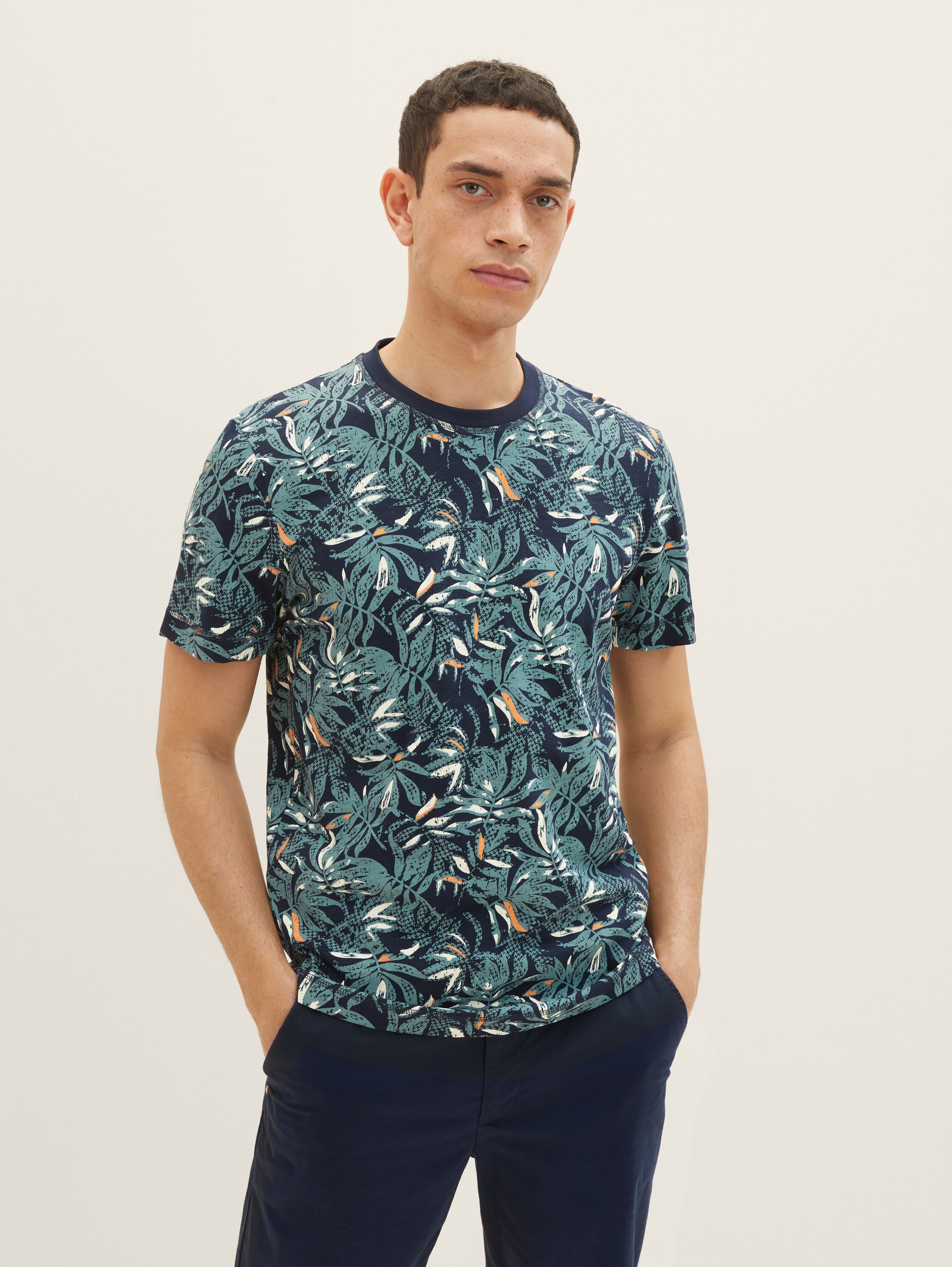T-shirt met alloverprint - navy green big leaf design - Nek model vooraanzicht