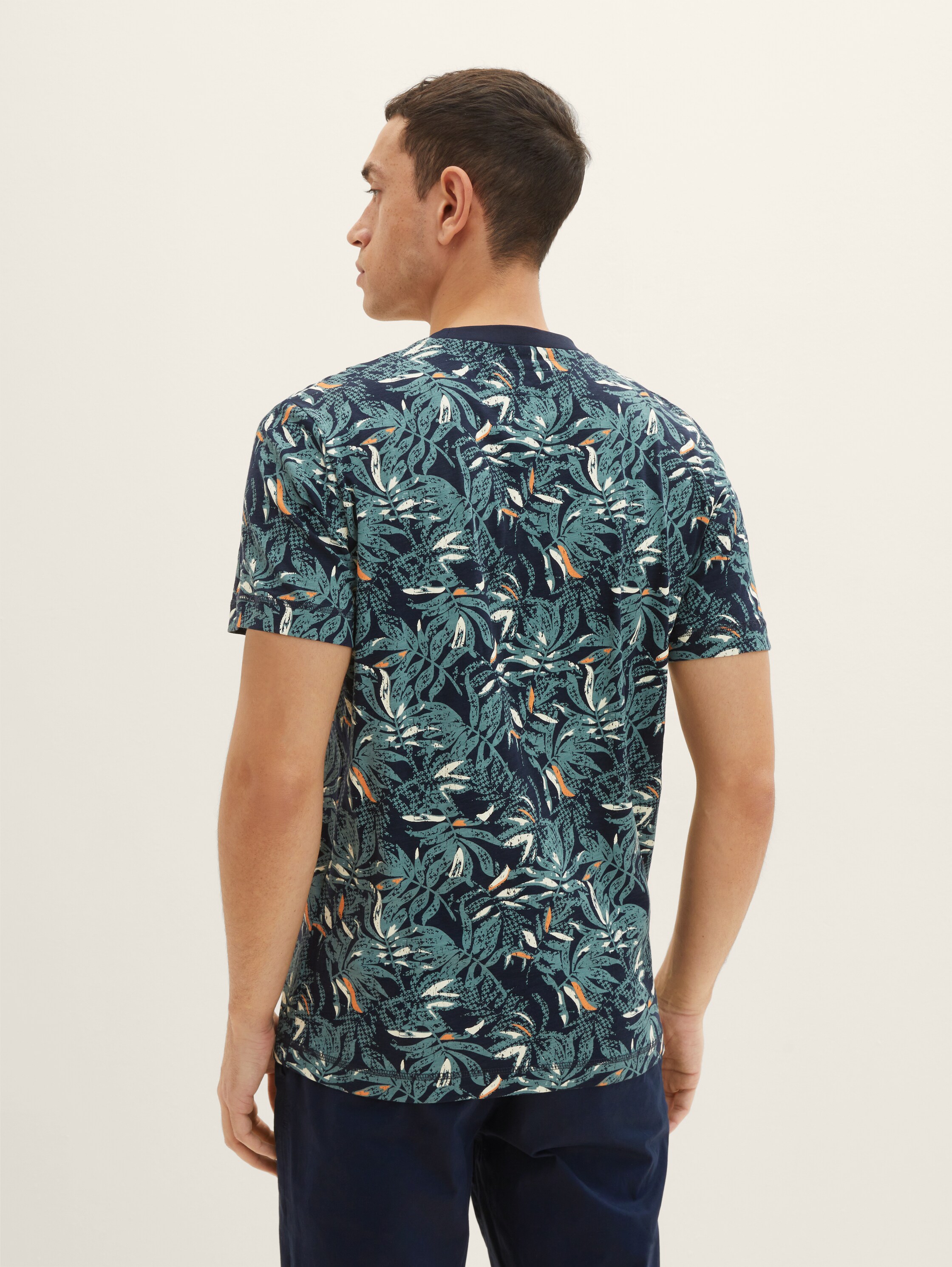 T-shirt met alloverprint - navy green big leaf design - Neklijn model-achteraanzicht