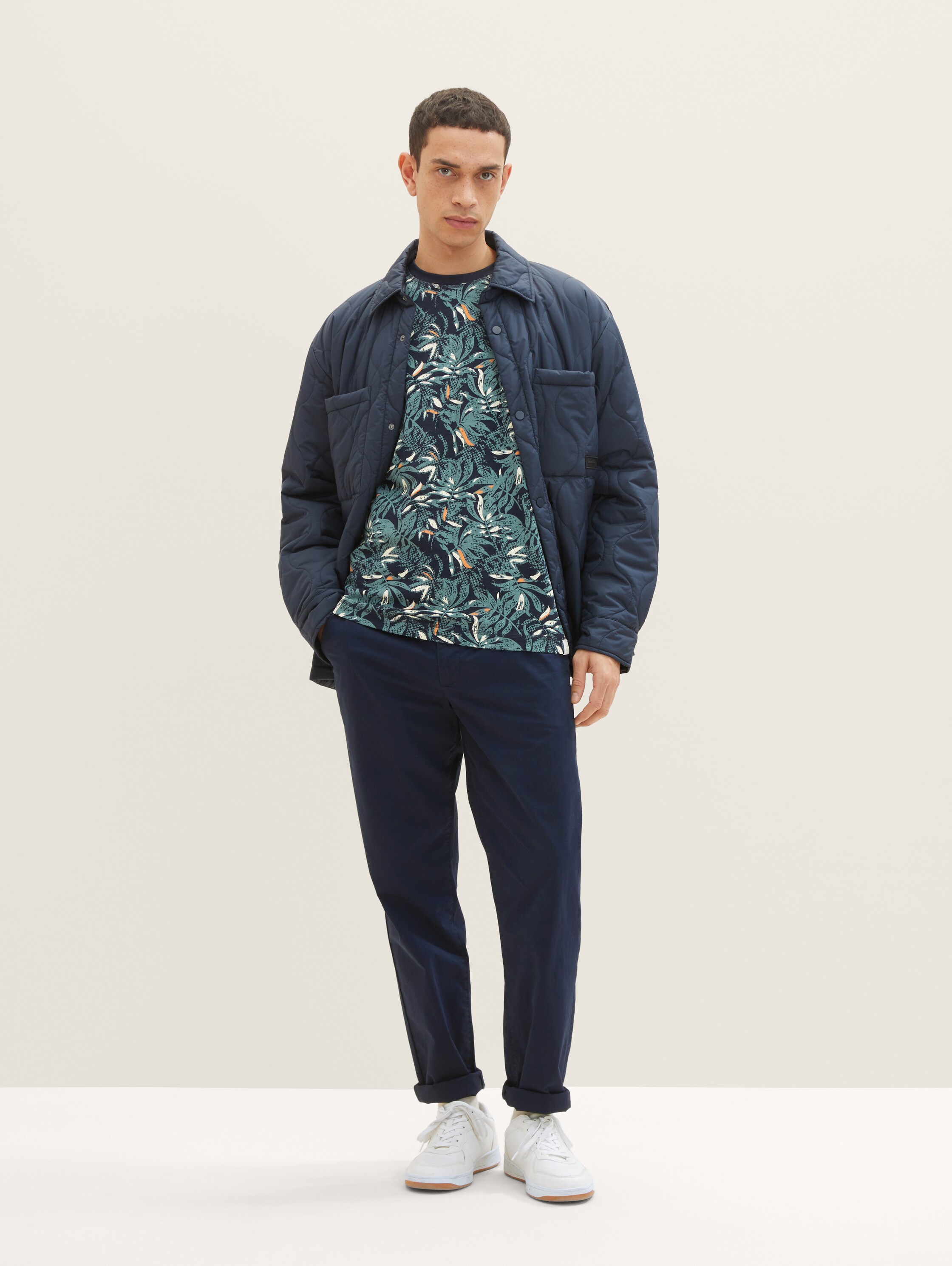 T-shirt met alloverprint - navy green big leaf design - Model vooraanzicht