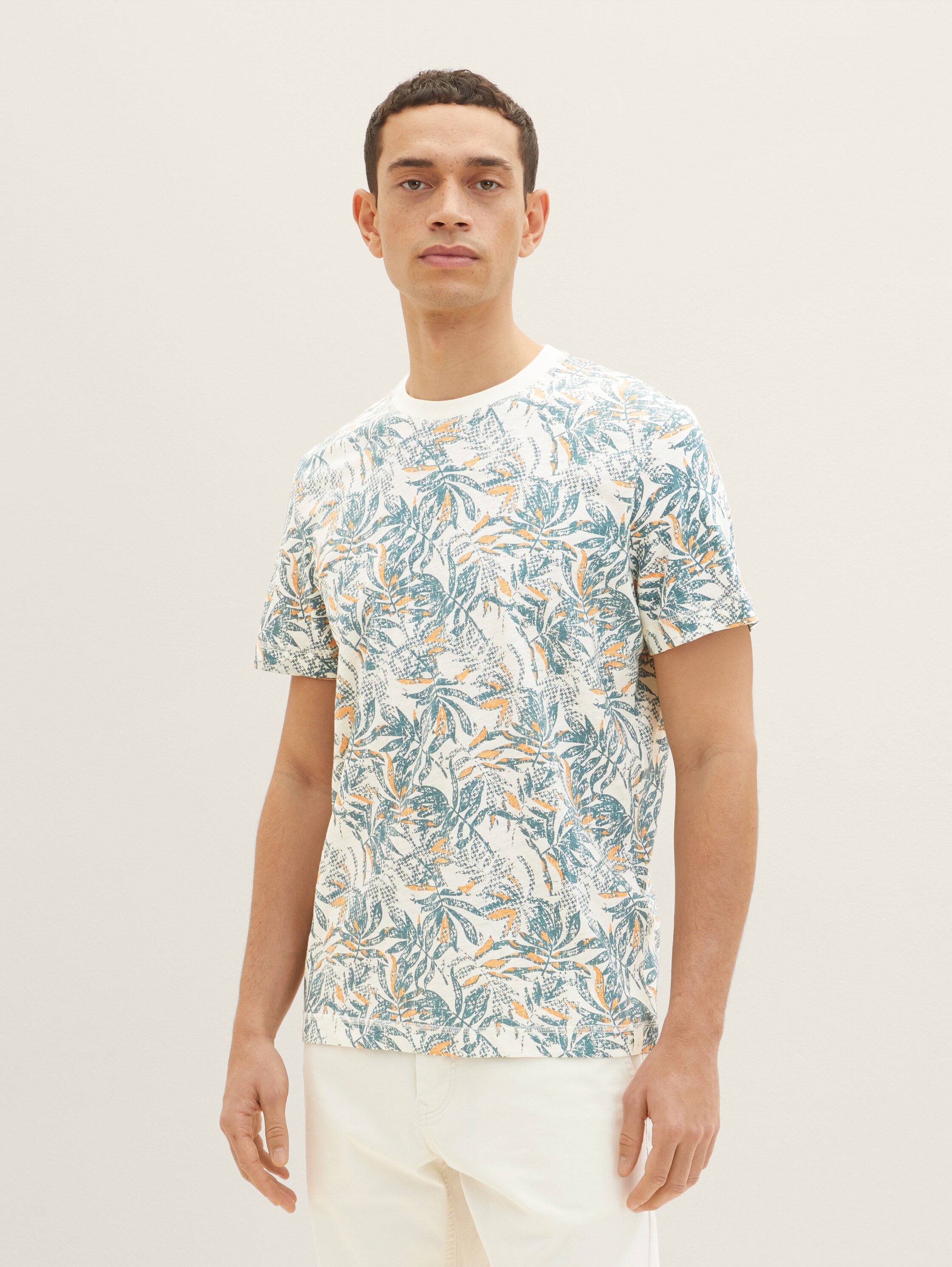T-Shirt mit Allover-Print - offwhite green big leaf design - Ausschnitt Model-Vorderansicht