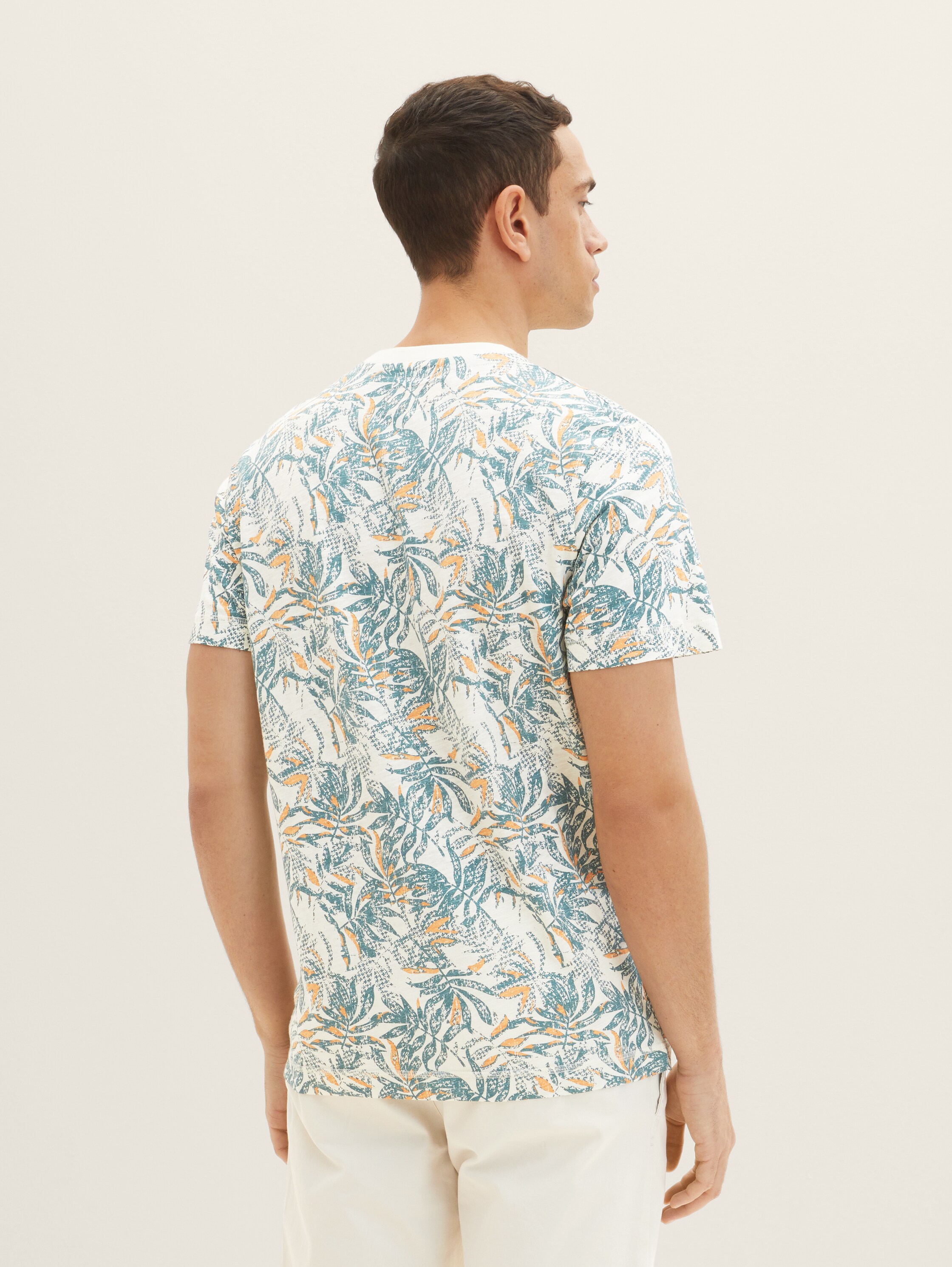 T-Shirt mit Allover-Print - offwhite green big leaf design - Auschnitt Model-Rückansicht