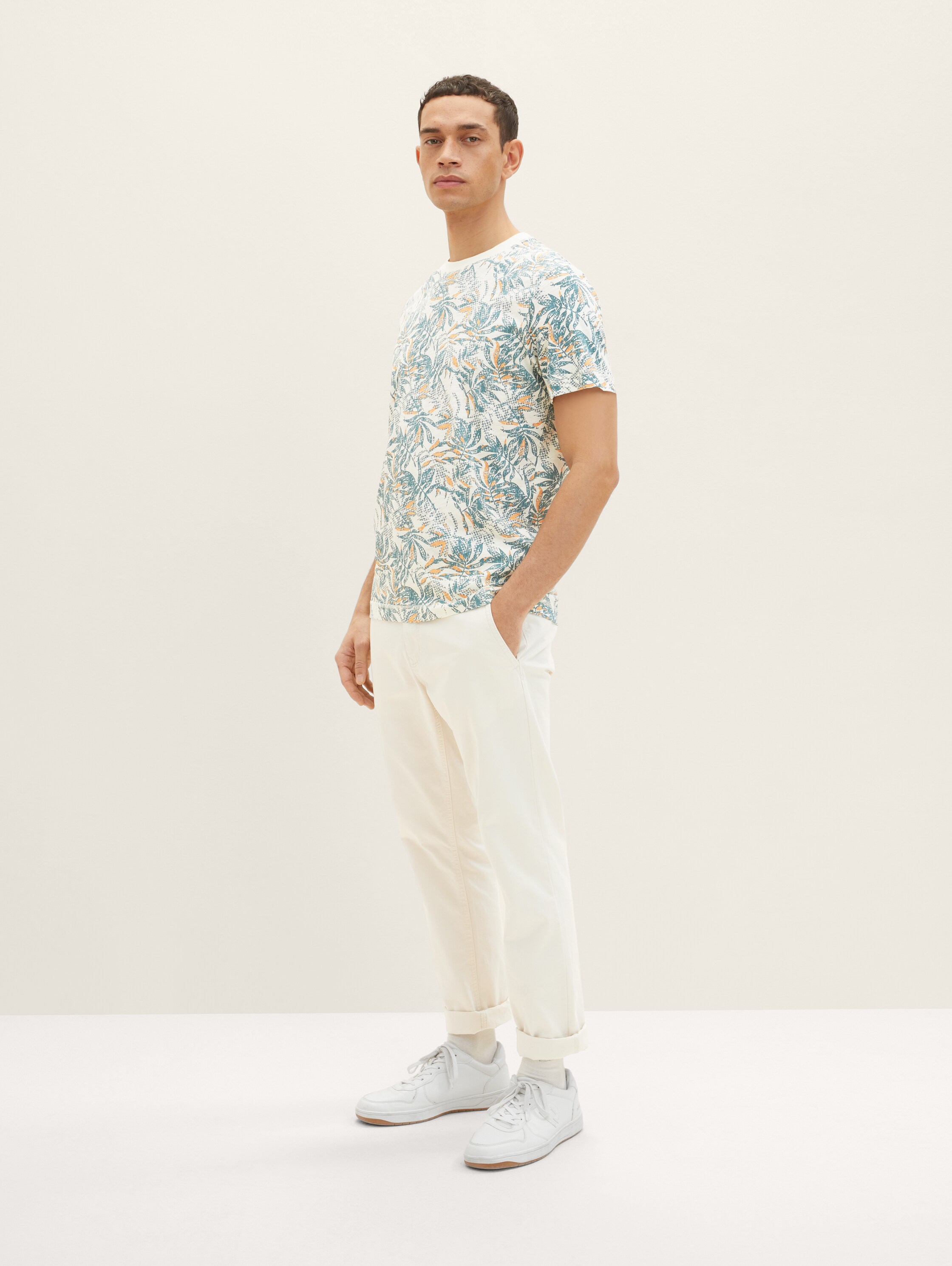 T-Shirt mit Allover-Print - offwhite green big leaf design - Model-Vorderansicht