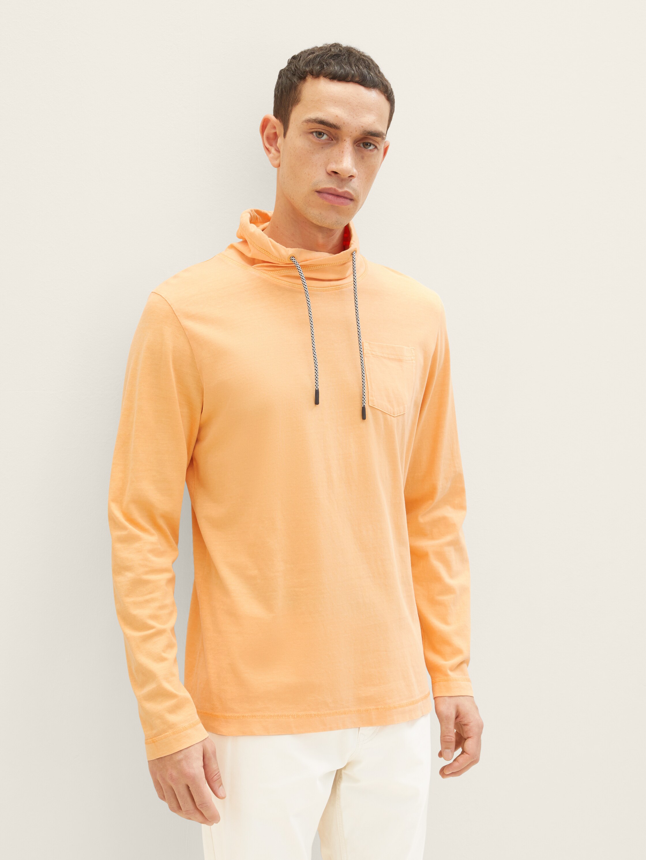 Langarmshirt mit Stehkragen - washed out orange - Ausschnitt Model-Vorderansicht