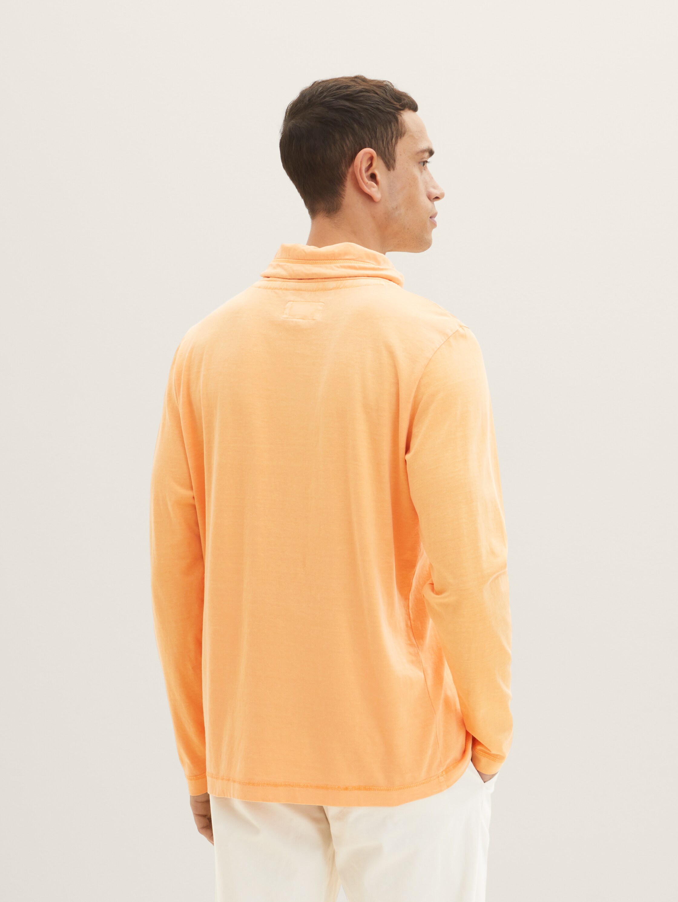 Langarmshirt mit Stehkragen - washed out orange - Auschnitt Model-Rückansicht