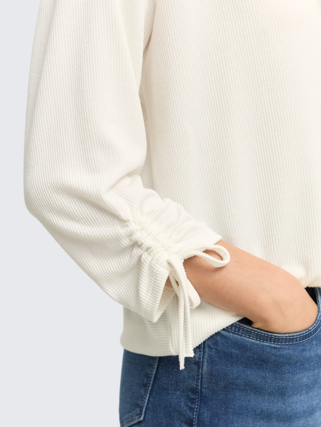 Loose Fit Langarmshirt mit Raffärmeln - off white - Detail-Model-Ansicht