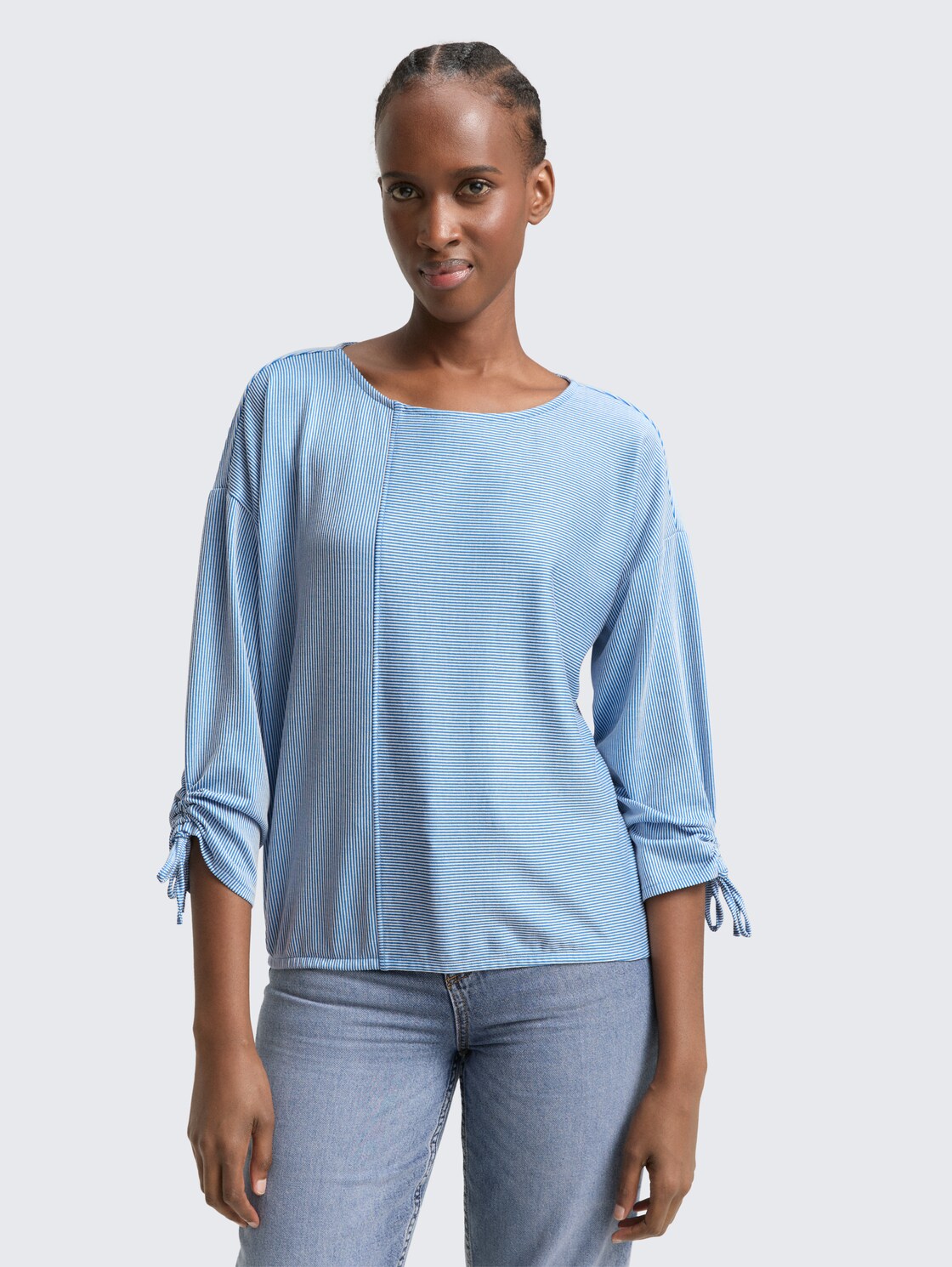 Loose Fit Langarmshirt mit Raffärmeln - small mid blue white stripe - Ausschnitt Model-Vorderansicht