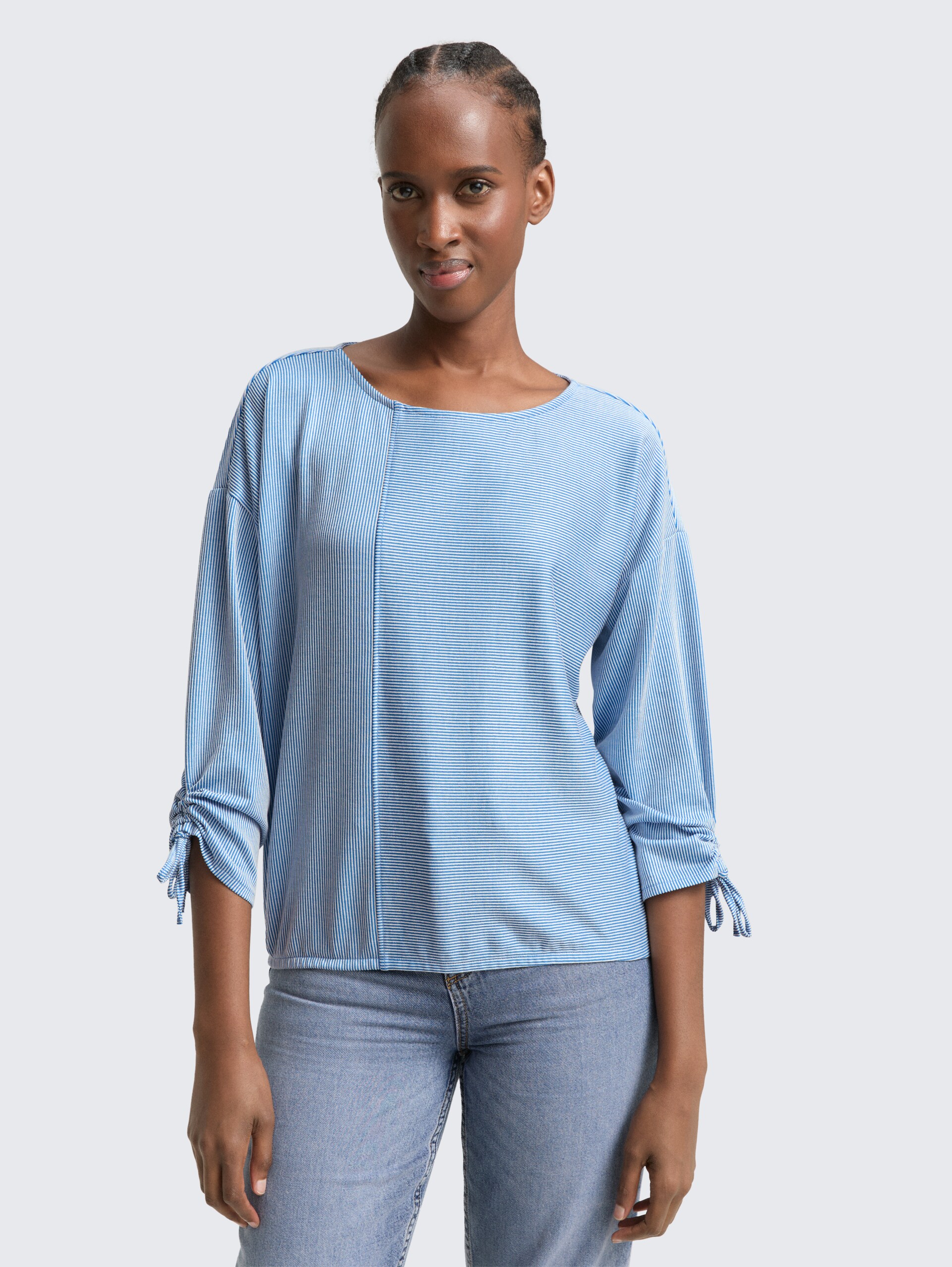 Loose Fit Langarmshirt mit Raffärmeln - small mid blue white stripe - Ausschnitt Model-Vorderansicht