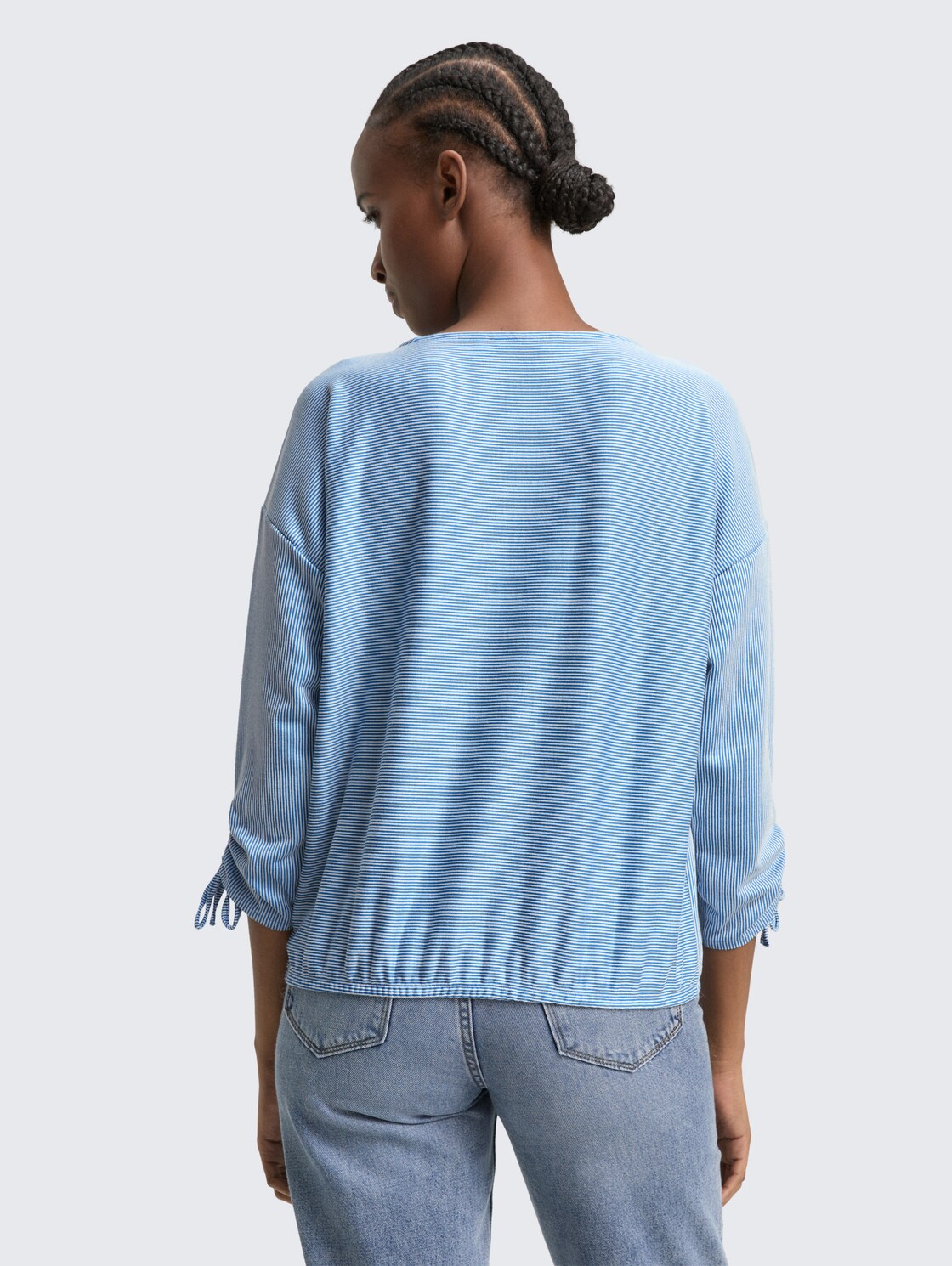 Loose Fit Langarmshirt mit Raffärmeln - small mid blue white stripe - Auschnitt Model-Rückansicht