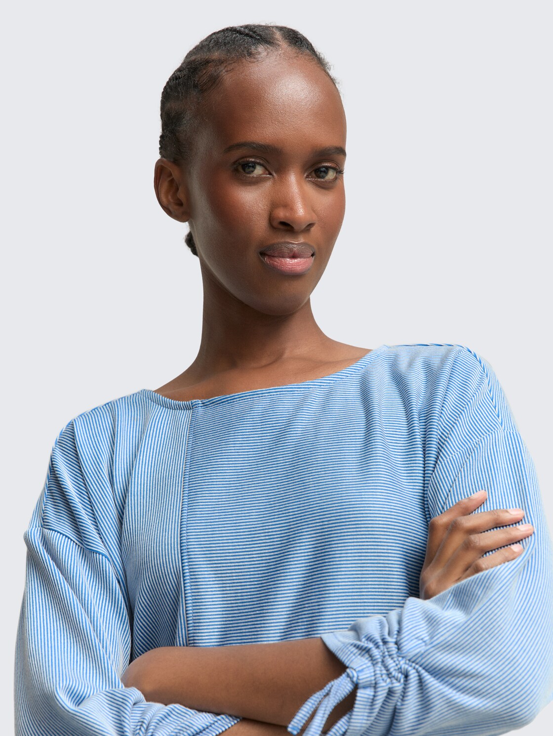 Loose Fit Langarmshirt mit Raffärmeln - small mid blue white stripe - Detail-Model-Ansicht
