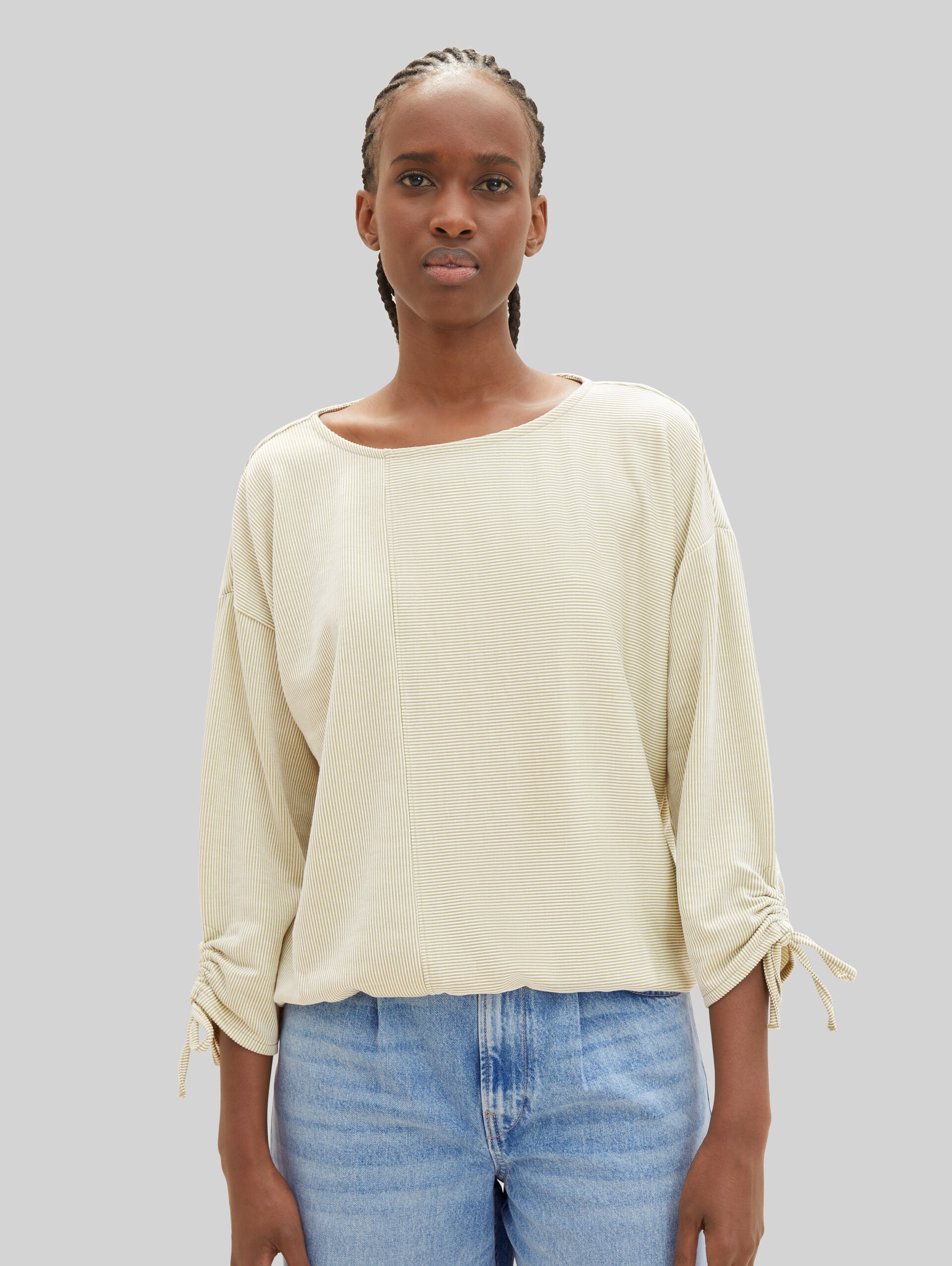 Loose Fit Langarmshirt mit Raffärmeln - small green white stripe - Ausschnitt Model-Vorderansicht