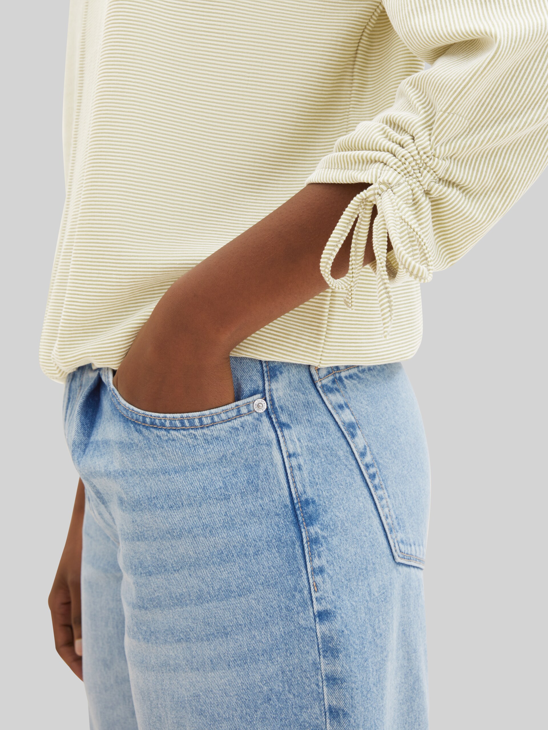 Loose Fit Langarmshirt mit Raffärmeln - small green white stripe - Model-Vorderansicht