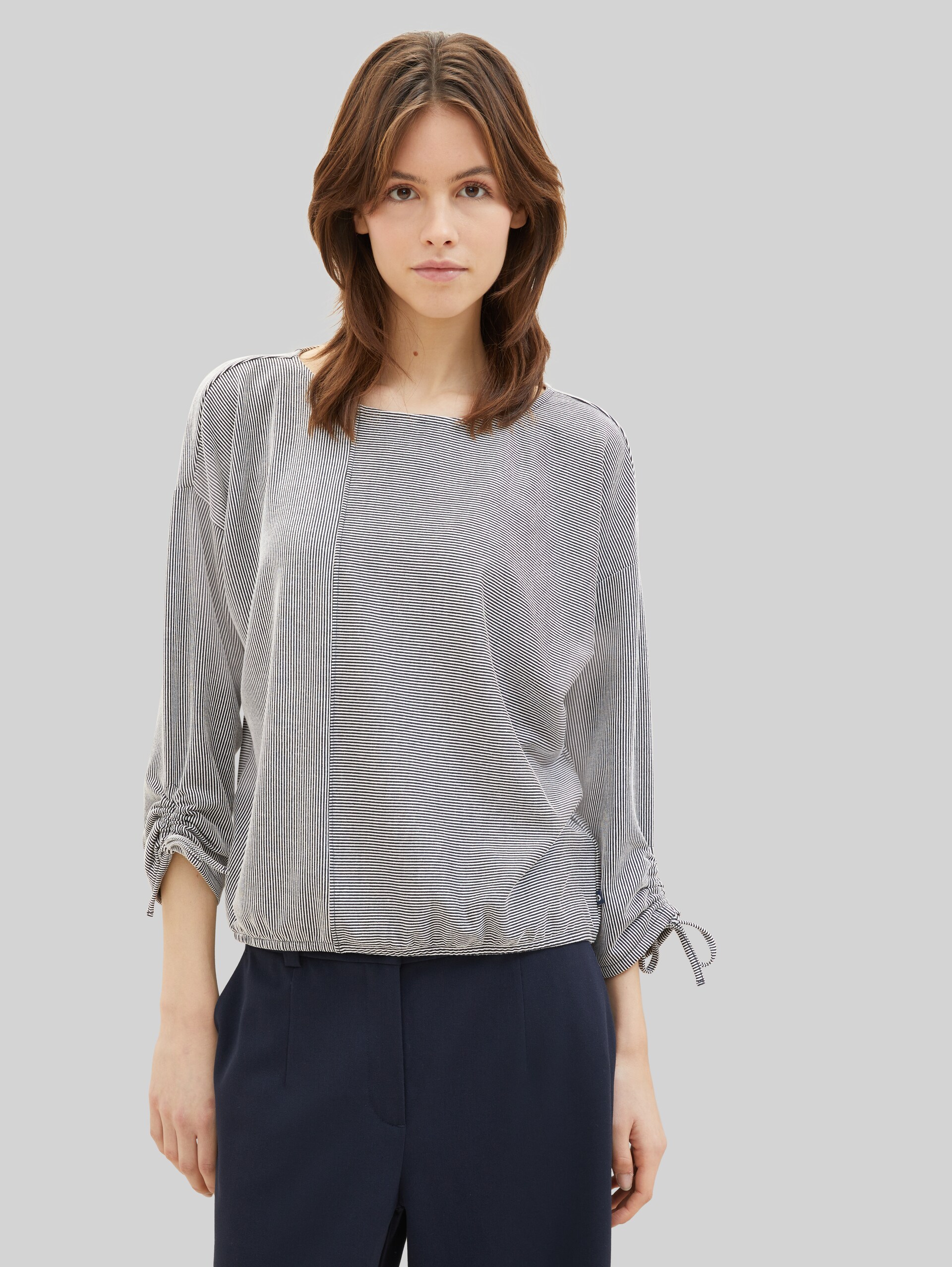 Loose-fit long-sleeved top with gathered sleeves - small navy white stripe - Neckline model front view