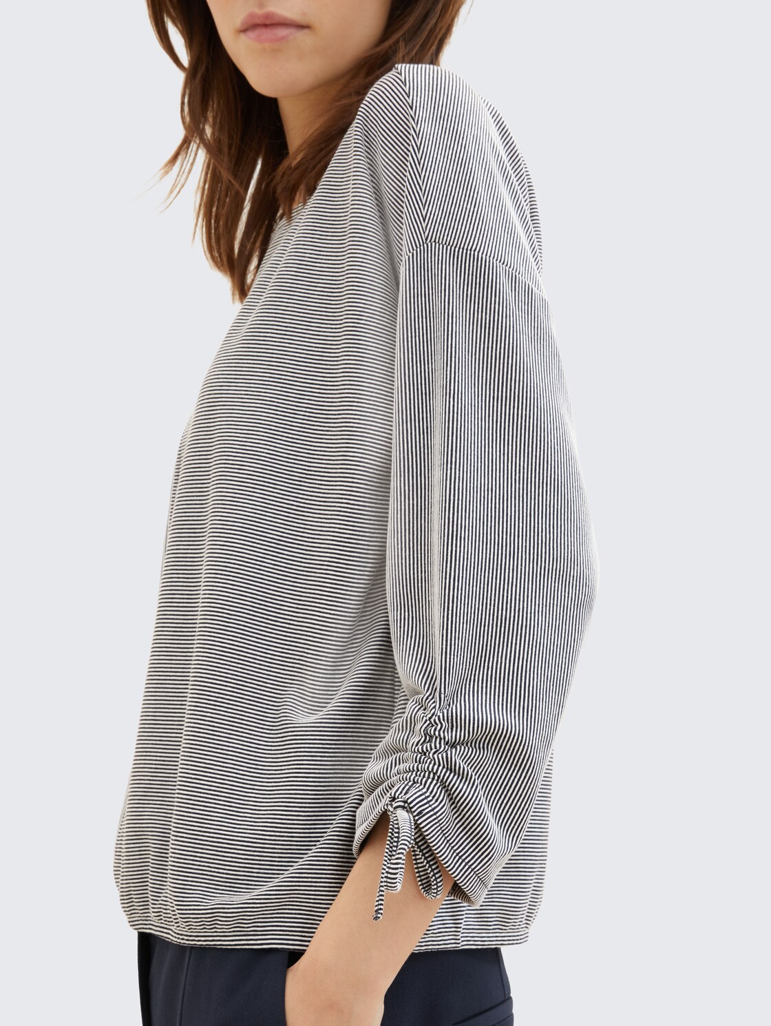 Loose Fit Langarmshirt mit Raffärmeln - small navy white stripe - Detail-Model-Ansicht