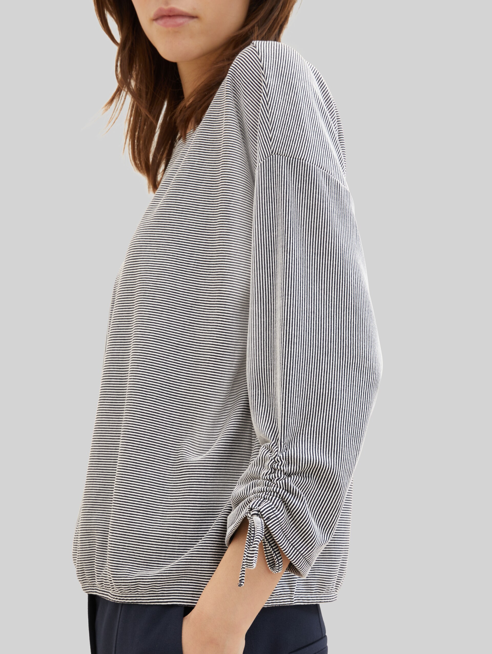 Loose-fit long-sleeved top with gathered sleeves - small navy white stripe - Detail model view
