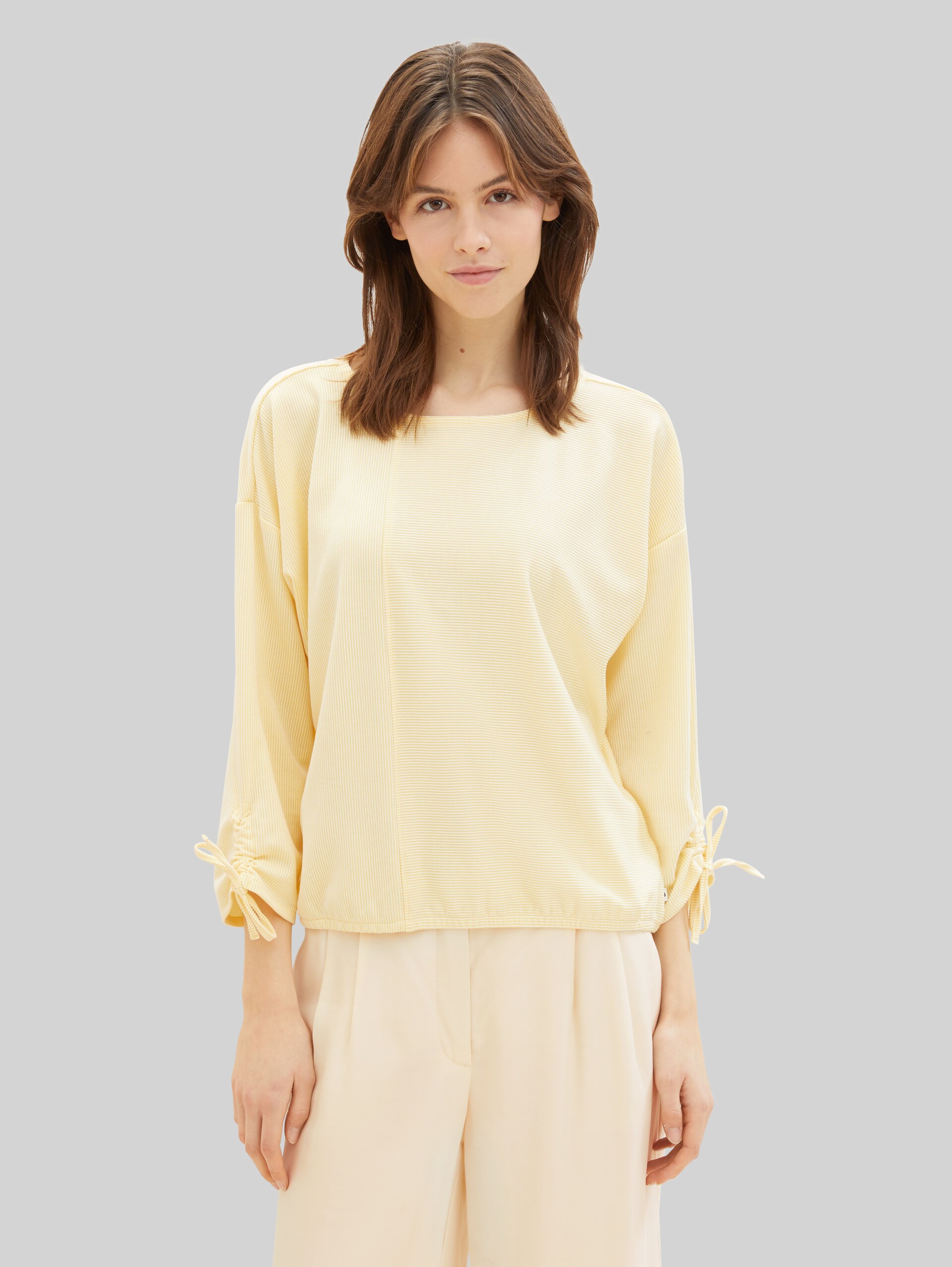 T-shirt à manches longues coupe ample avec manches froncées - small yellow white stripe - Découpe Vue de face du modèle