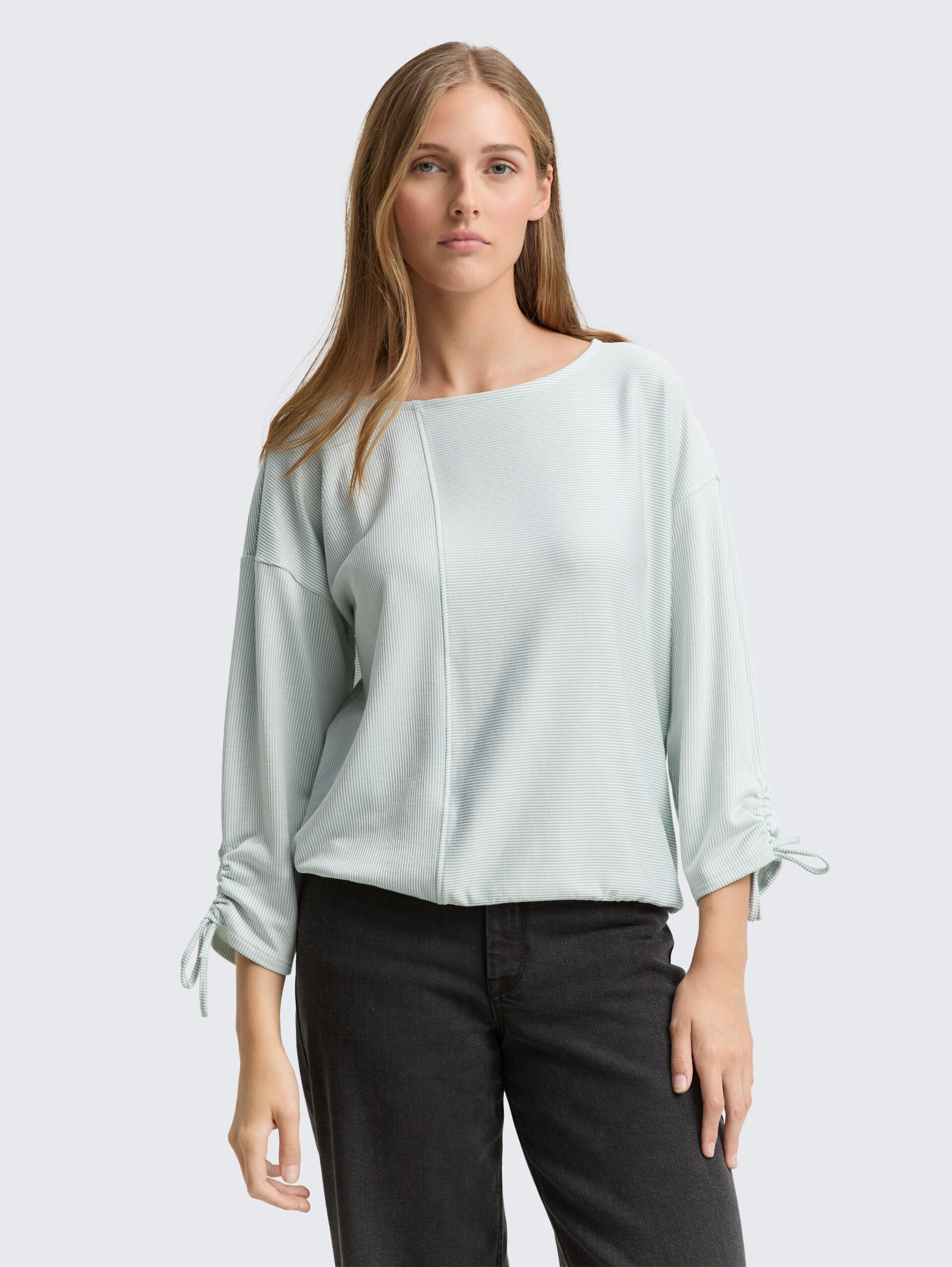 Loose Fit Langarmshirt mit Raffärmeln - small mint white stripe - Ausschnitt Model-Vorderansicht
