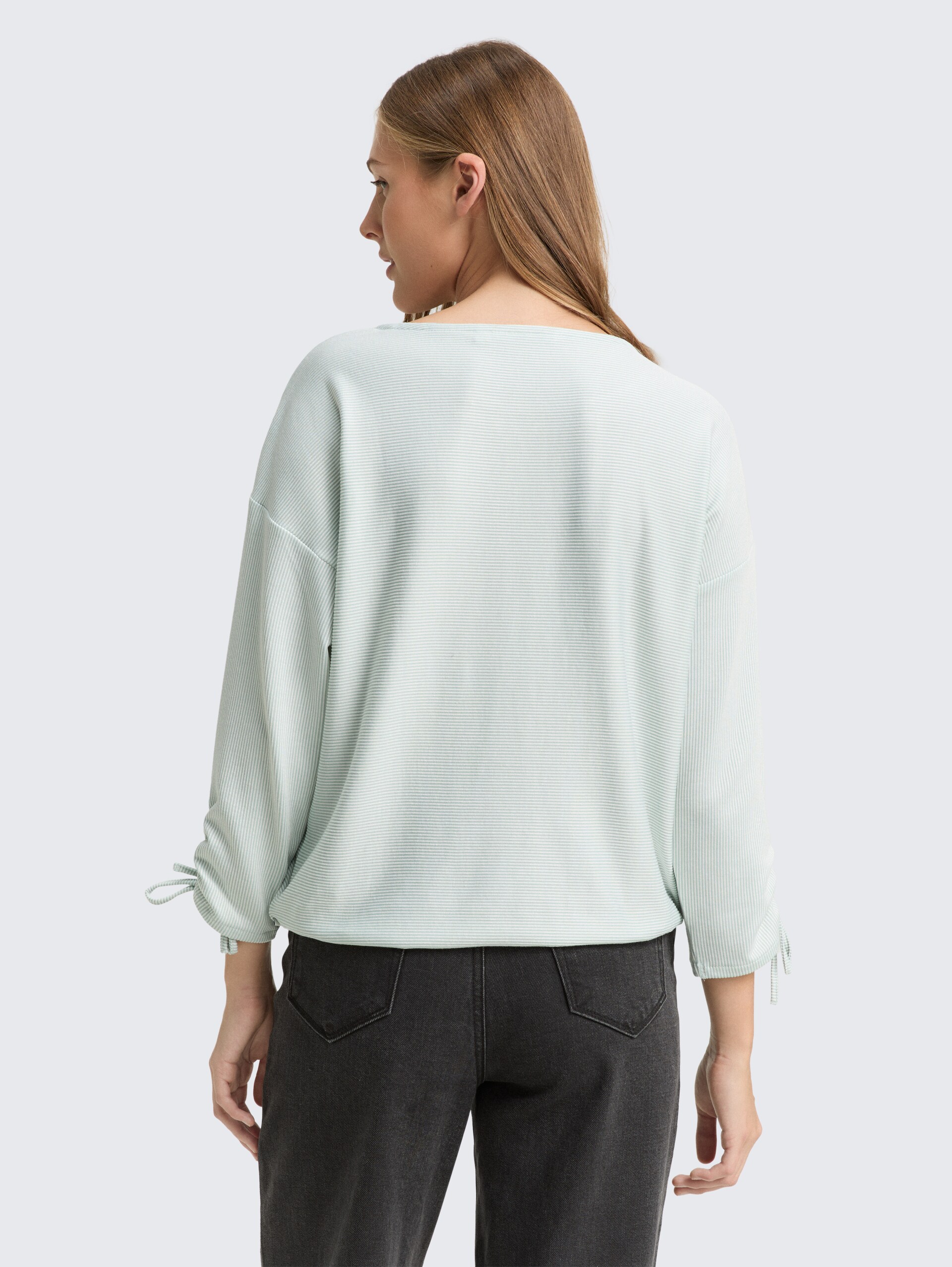 Loose Fit Langarmshirt mit Raffärmeln - small mint white stripe - Auschnitt Model-Rückansicht